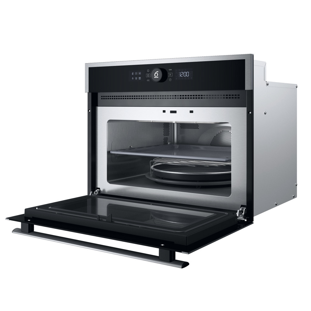 Un horno microondas de acero inoxidable con la puerta abierta, mostrando el interior y una balda.