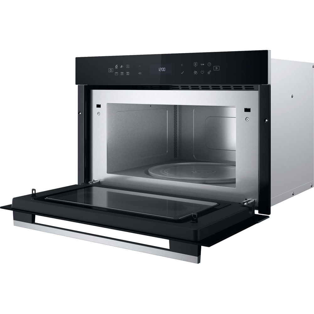 Un horno microondas abierto con puerta negra, interior plateado. El microondas está en un armario blanco.