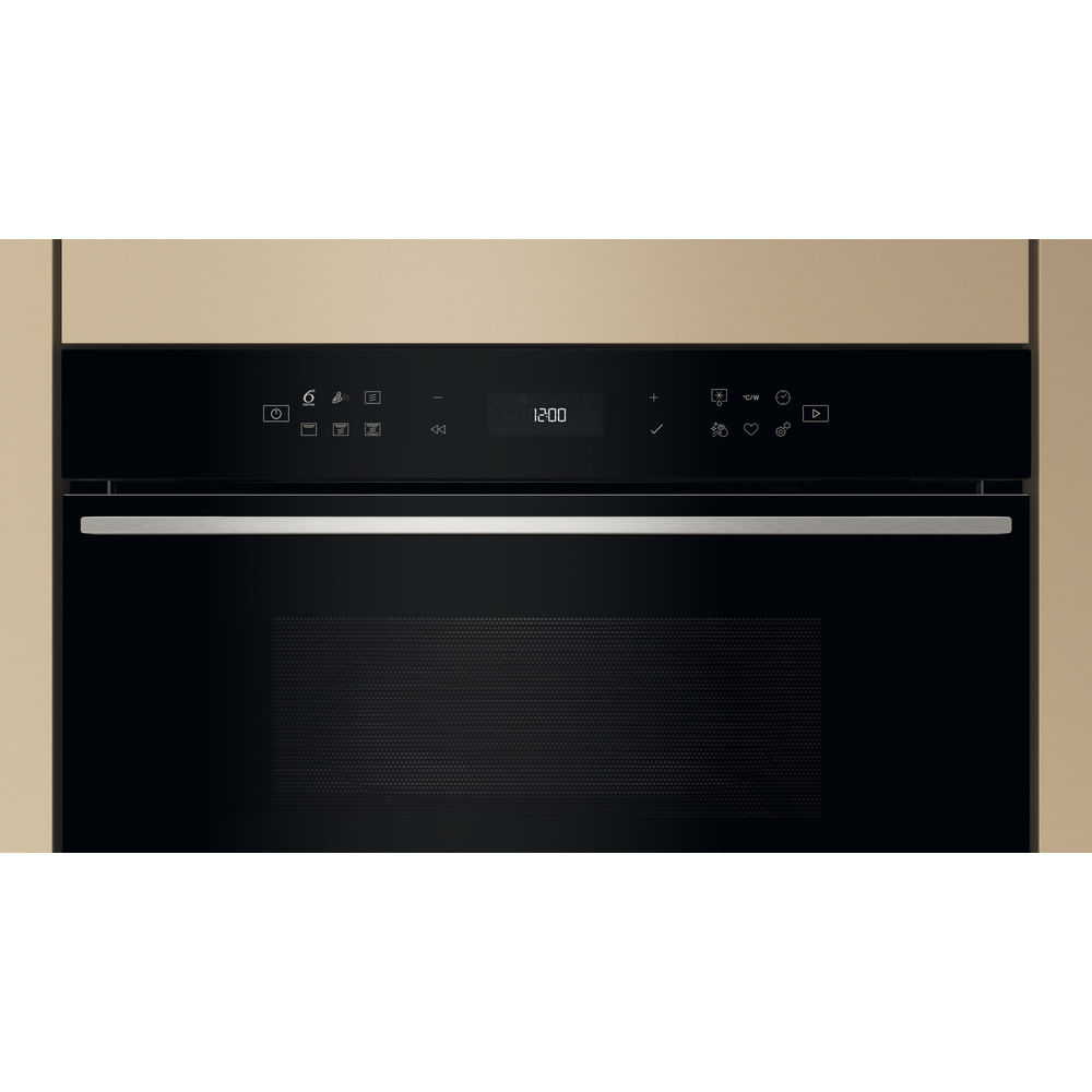 Primer plano del panel de control de un horno microondas, mostrando la hora y los botones de control.