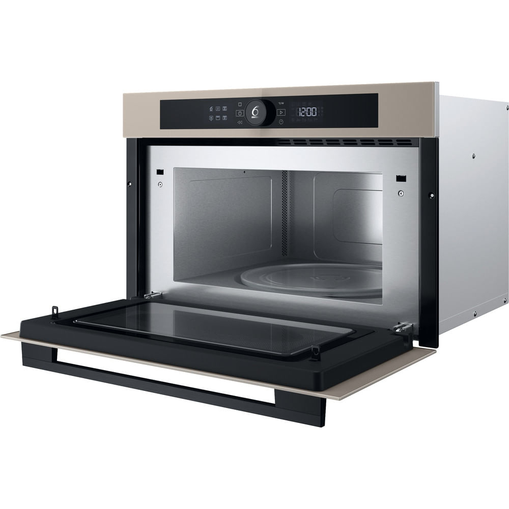 Un forno a microonde aperto con porta nera, interno argentato. Il microonde è in un mobile beige.