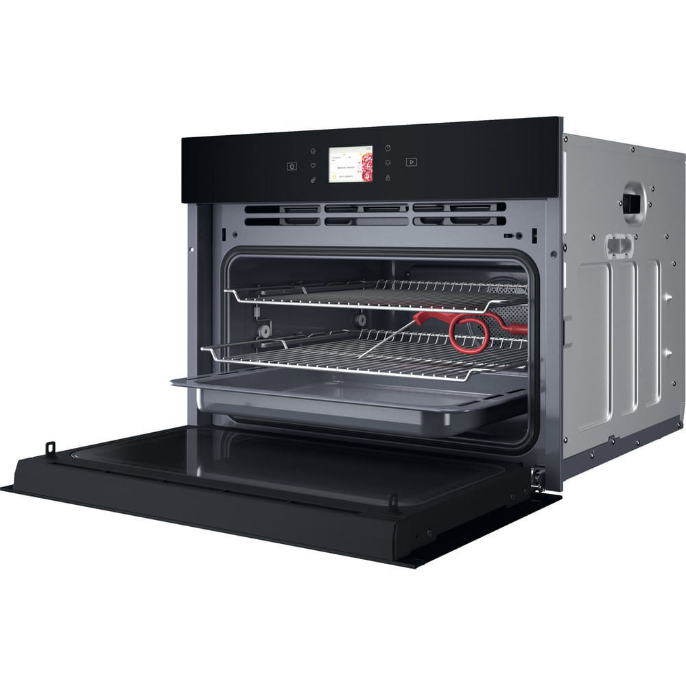 Un forno con la porta aperta. All'interno ci sono griglie e un vassoio. Il forno ha un display sul davanti.