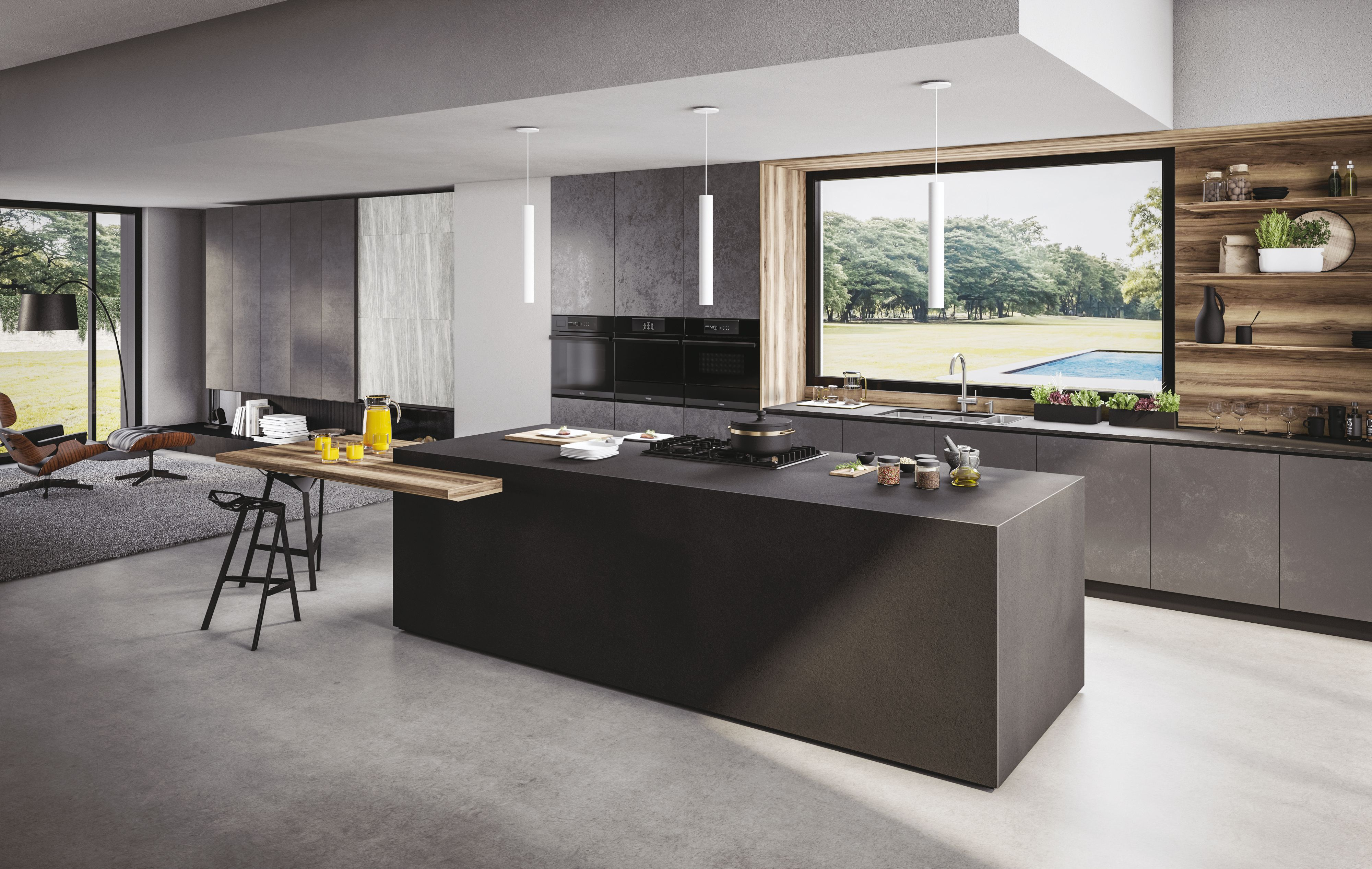 Una cucina moderna con un'isola scura e vista sulla piscina fuori dalla finestra.
