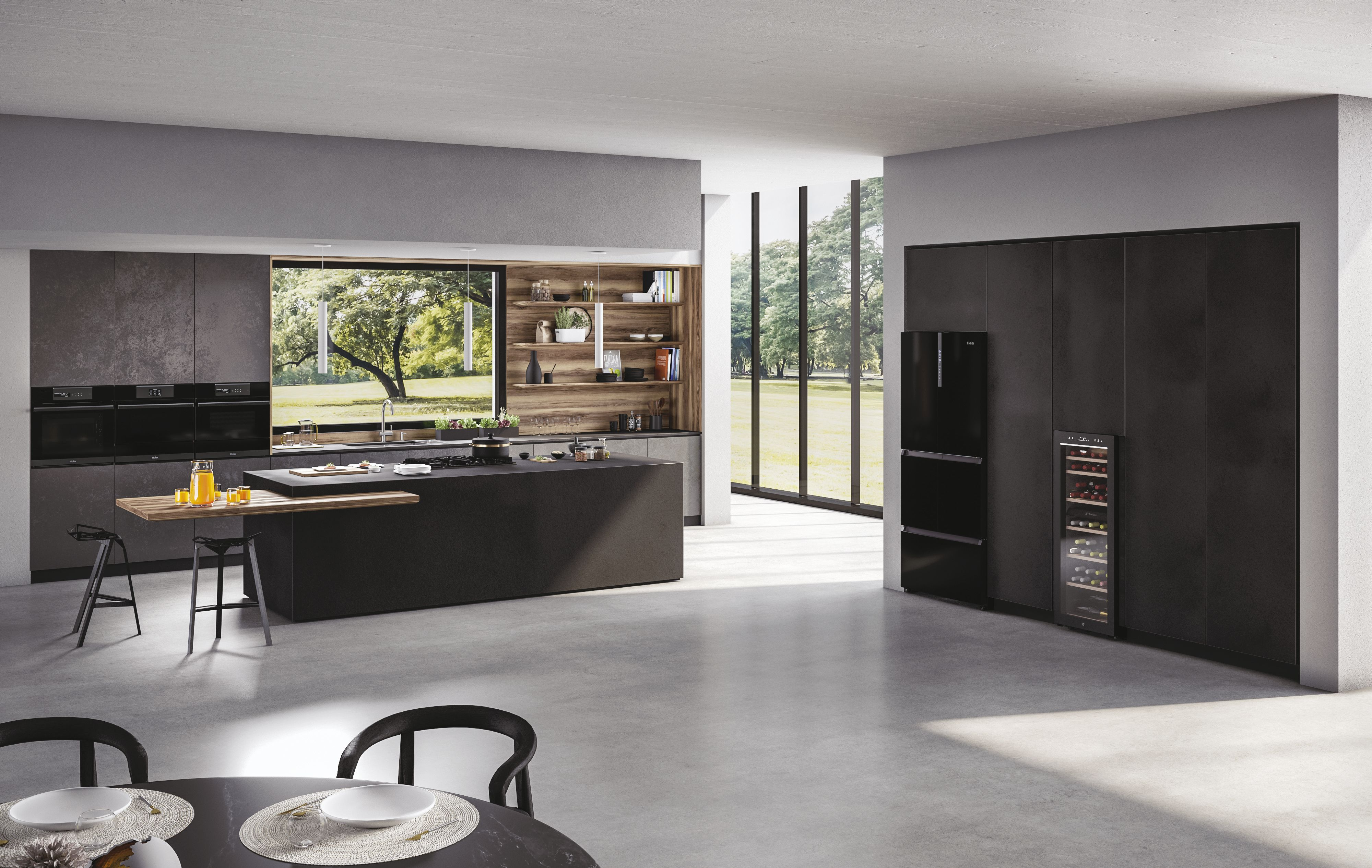 Una cucina moderna con mobili scuri e vista sulla piscina fuori dalla finestra.