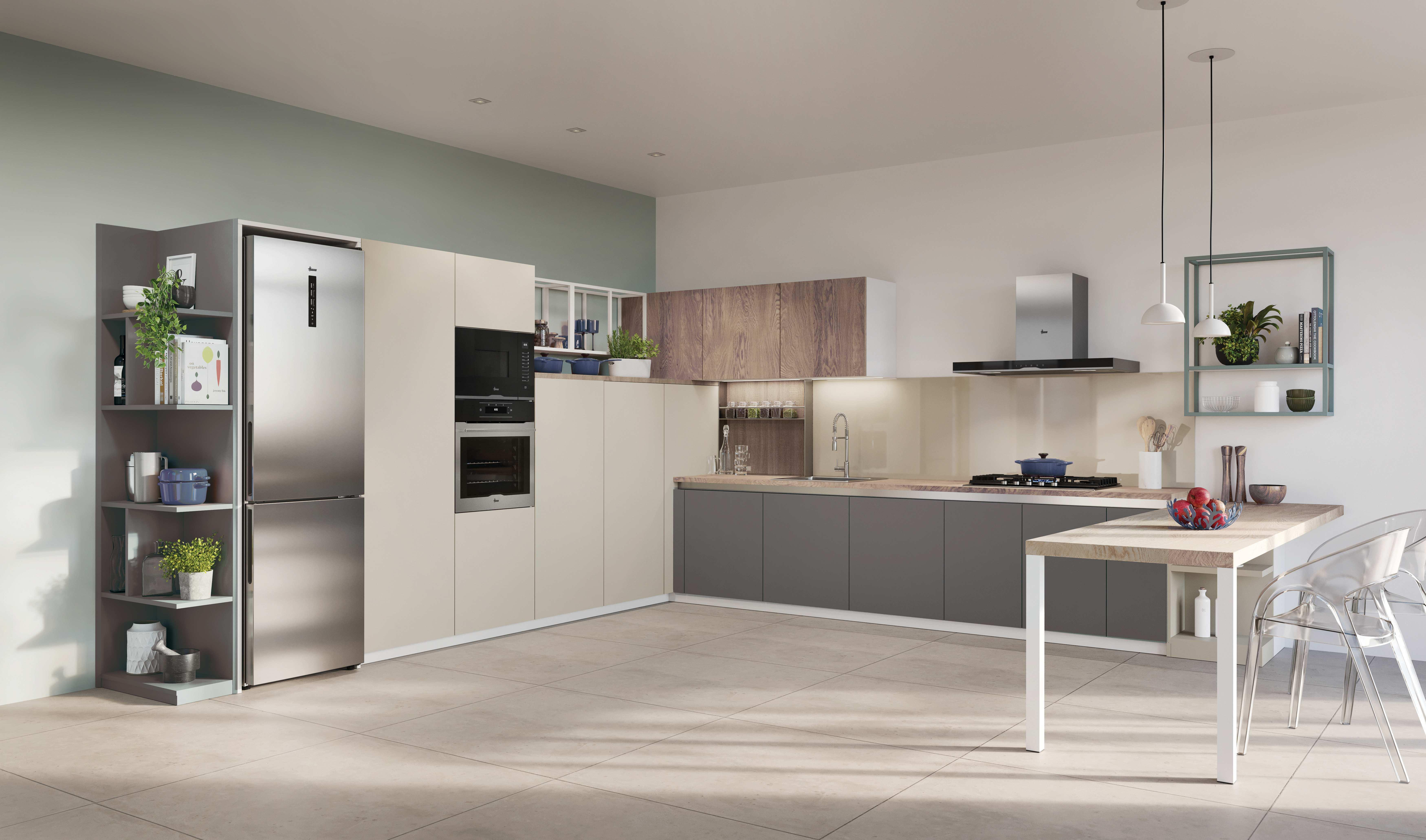 Una cocina luminosa con nevera, microondas, horno y zona de comedor.
