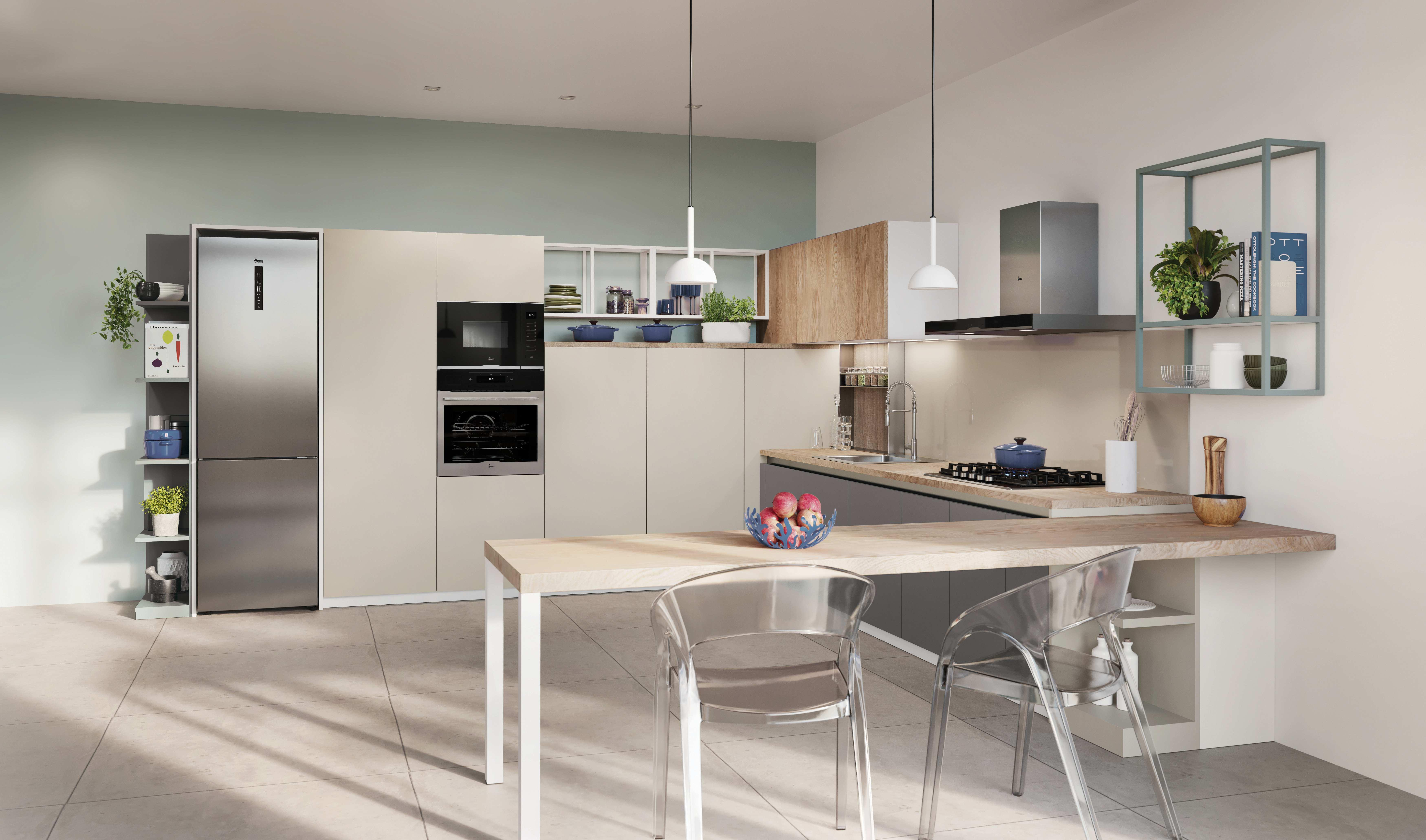 Un interior de cocina moderno con gabinetes de madera clara, un refrigerador de acero inoxidable y una mesa de comedor con sillas.
