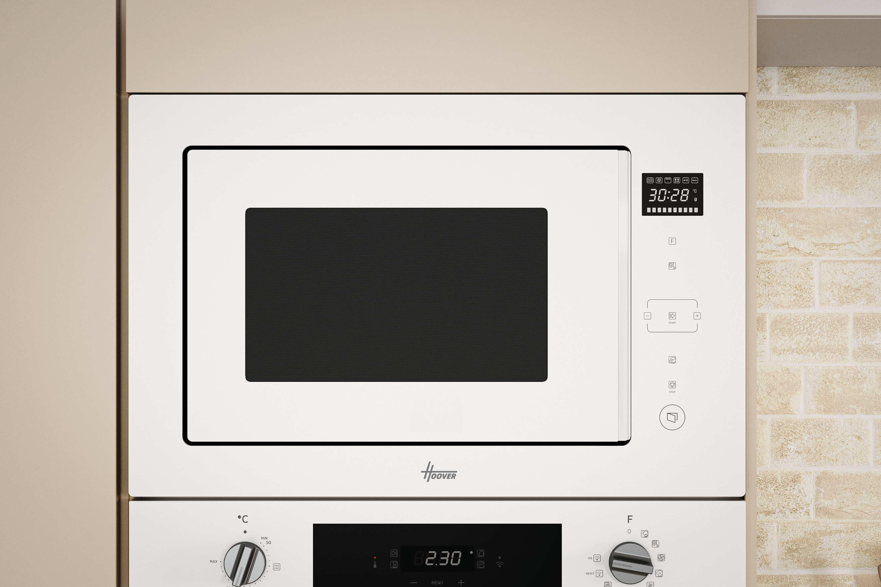 Biała kuchenka mikrofalowa wbudowana w beżową szafkę z cyfrowym wyświetlaczem i panelem sterowania.