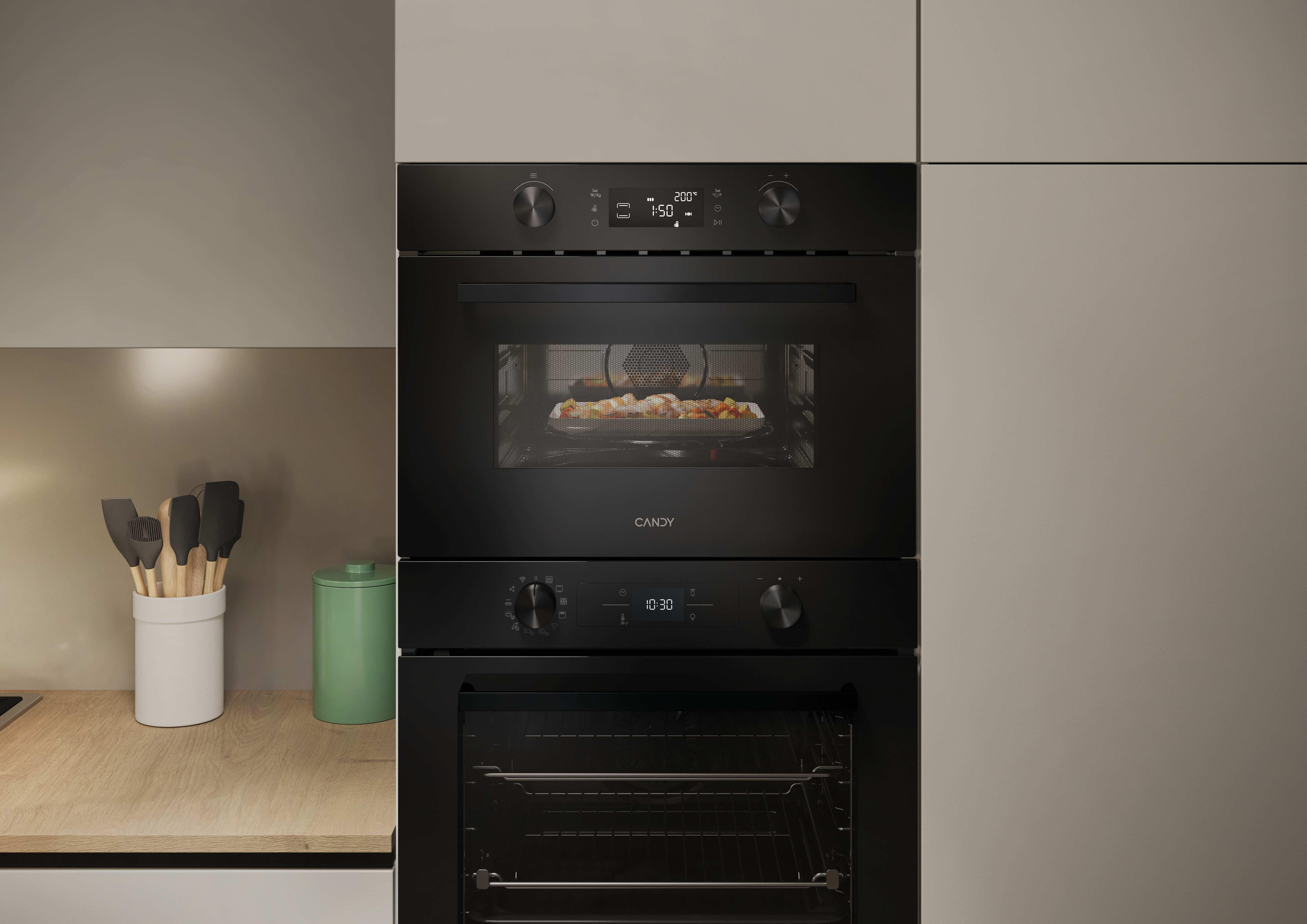 Una scena di cucina con una configurazione a doppio forno. L'unità superiore è un forno a microonde, quella inferiore sotto.