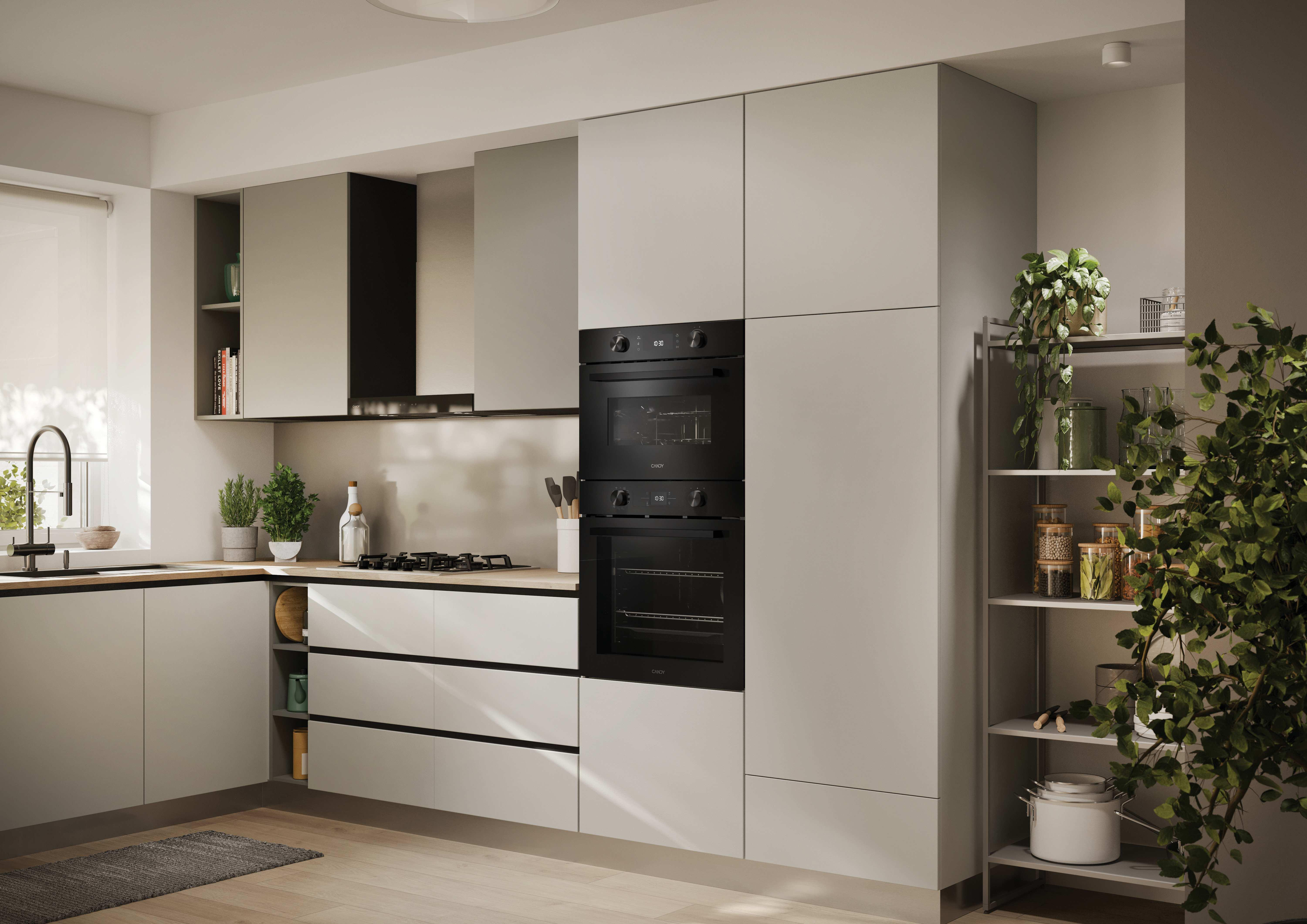 Una cucina moderna con due forni a incasso e una cappa aspirante. Sono presenti anche mobili e mensole.