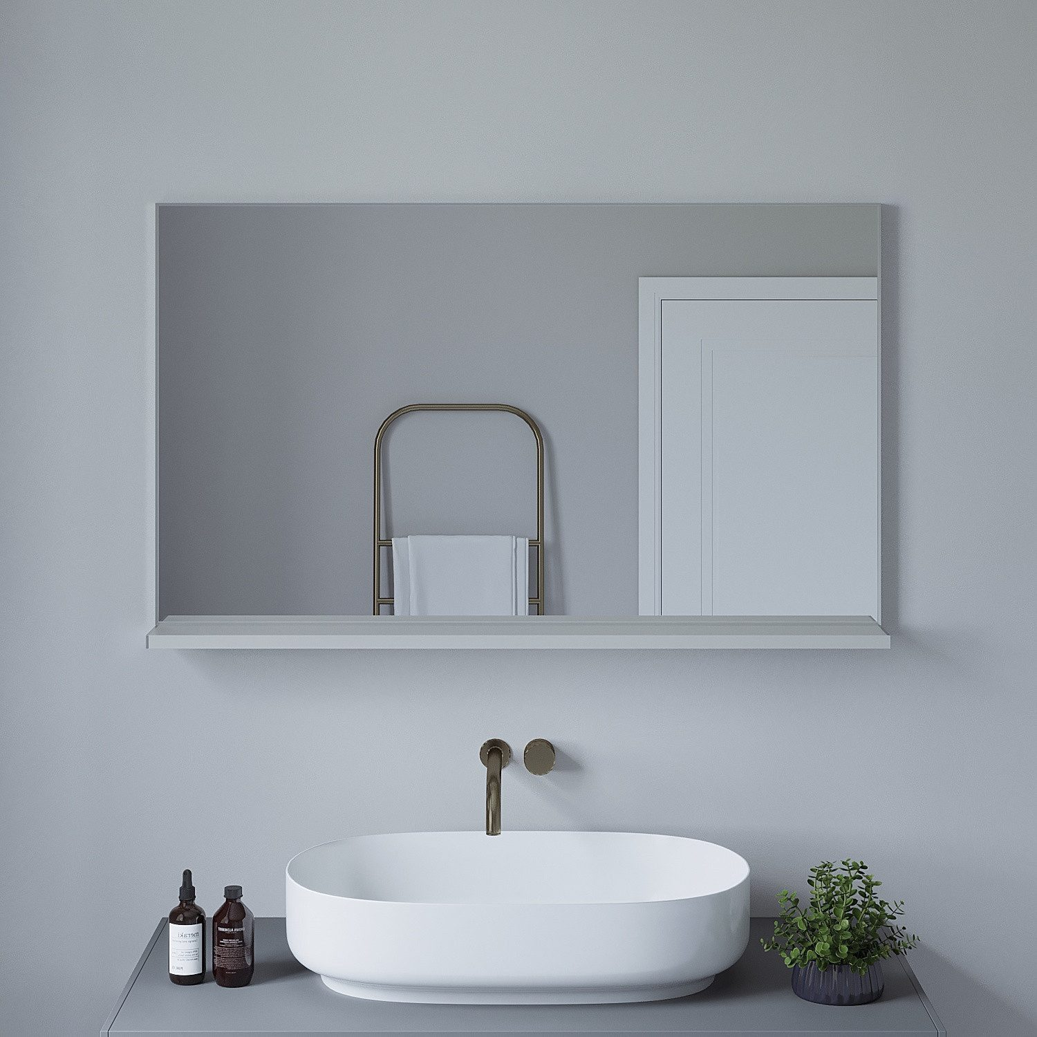 Badezimmer mit Spiegel, Waschbecken und Handtuchhalter. Eine kleine Pflanze und Flaschen sind vorhanden.