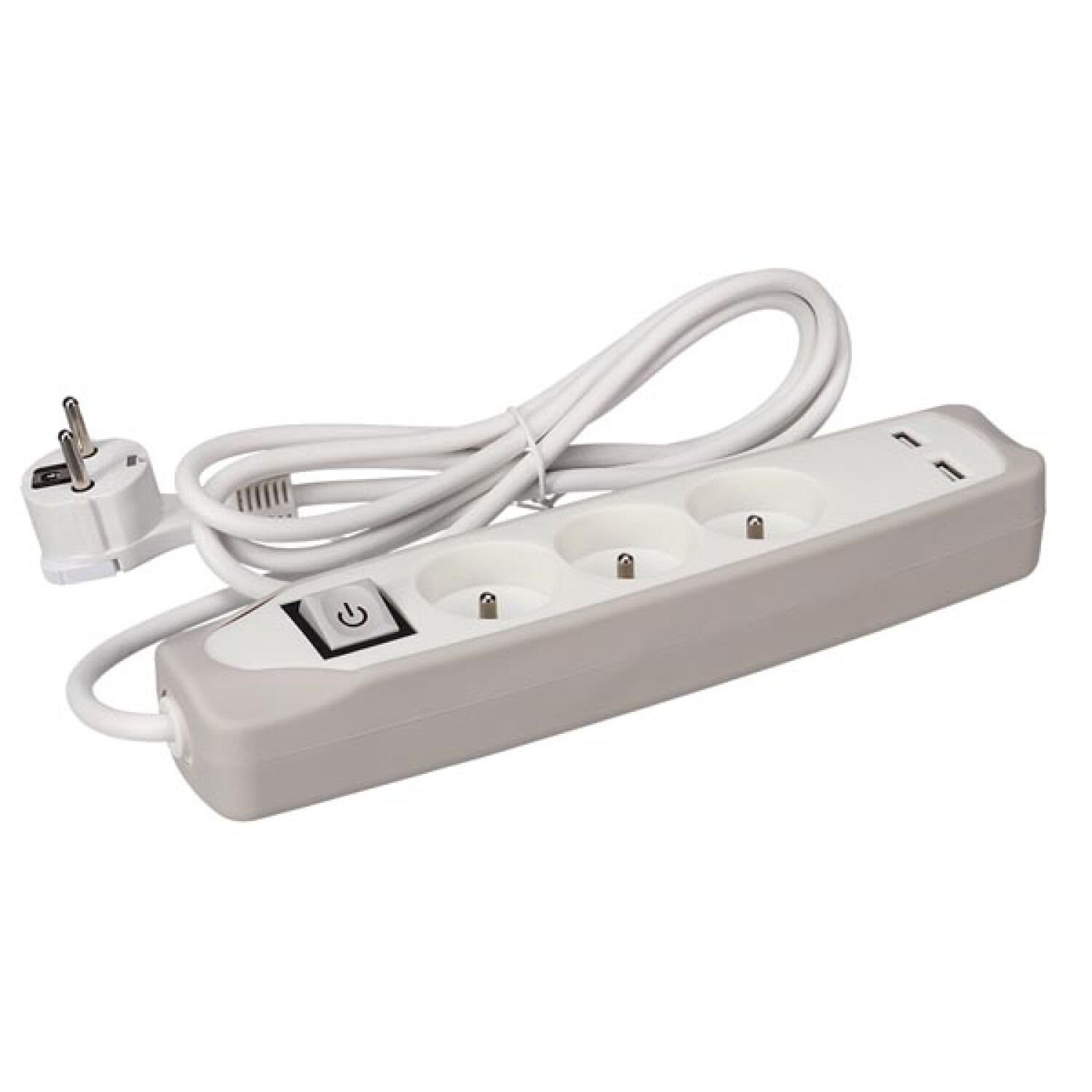 Una ciabatta bianca con tre prese, un pulsante di accensione e due porte USB su sfondo bianco.