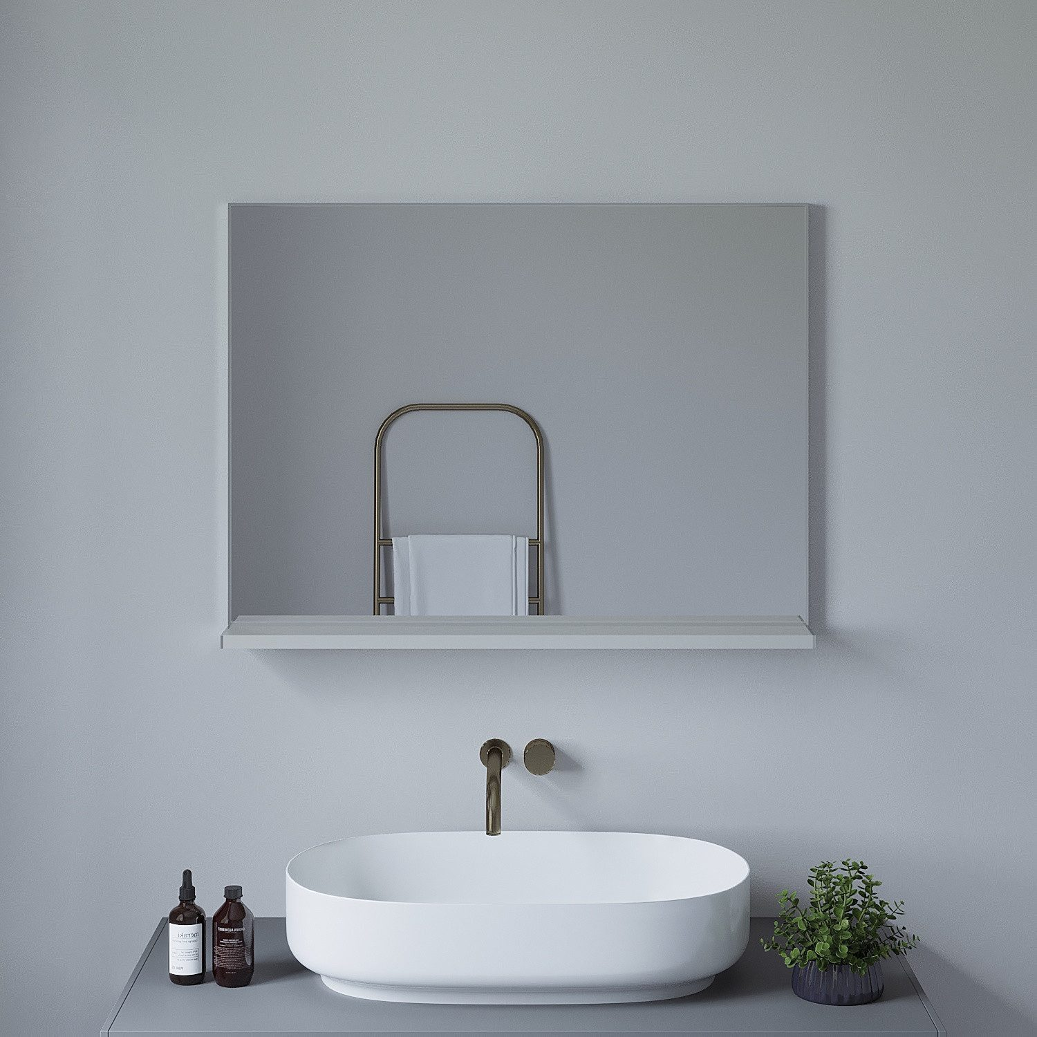 Badezimmer mit Spiegel, Waschbecken, zwei Flaschen, einer Pflanze und einem Handtuchhalter.