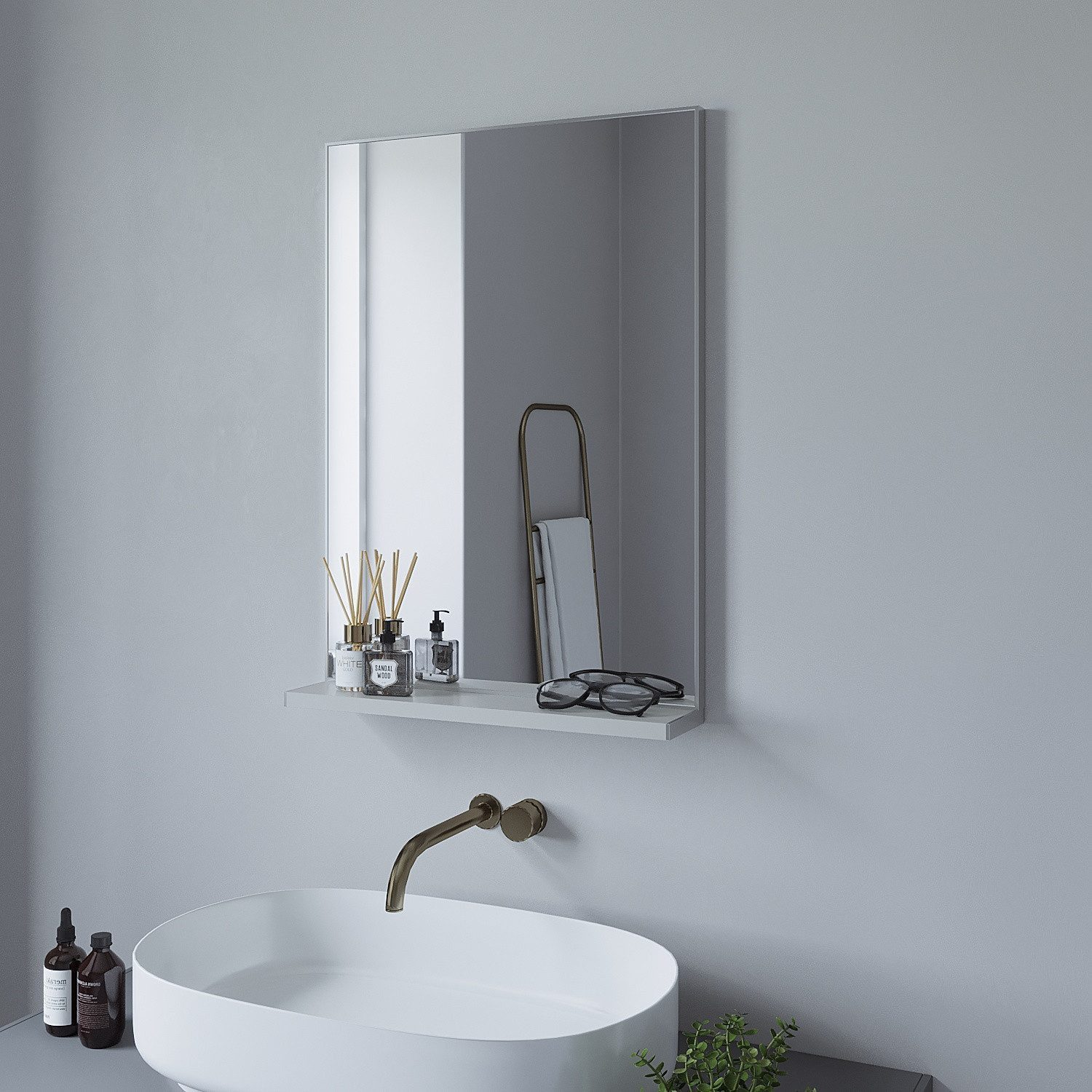 Ein Spiegel mit Regal mit Gegenständen, in einem Badezimmer aufgestellt. Enthält Gegenstände wie Parfümflaschen, Gläser und ein Handtuch.