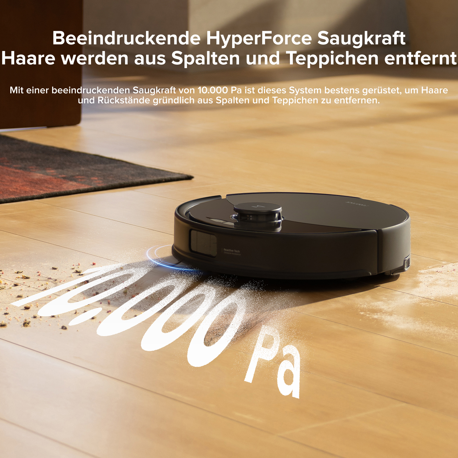Robot aspirapolvere che pulisce un pavimento in legno. L'immagine mostra l'aspirapolvere e il testo '10.000 Pa', che indica la potenza di aspirazione.