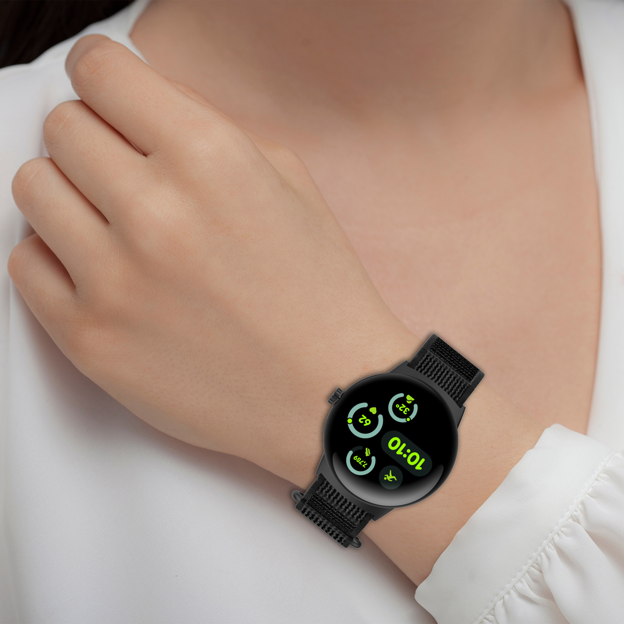 Das Handgelenk einer Frau mit einer schwarzen Uhr. Die Uhr zeigt die Zeit und andere Daten an.