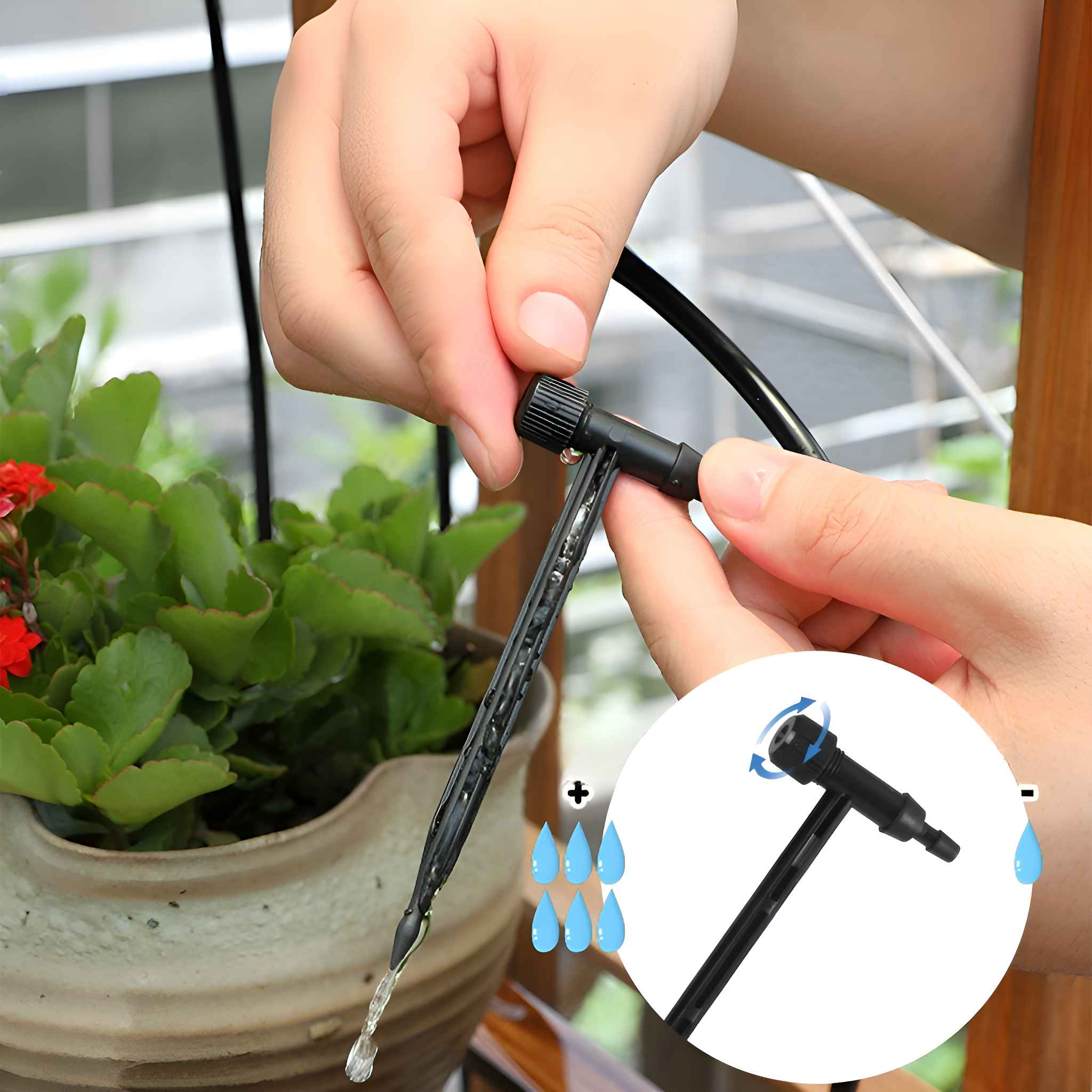 Eine Hand verbindet einen schwarzen Schlauch mit einem schwarzen Stecker, der mit einem Blumentopf verbunden ist.
