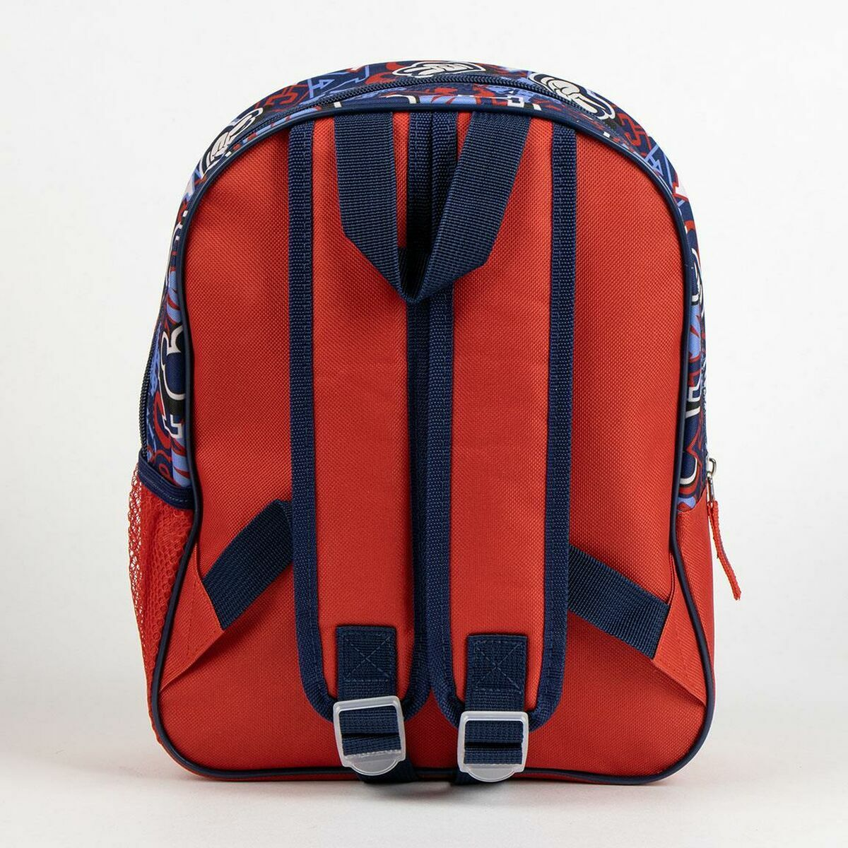 Roter und blauer Rucksack mit weißem Hintergrund. Er hat eine seitliche Netztasche und blaue Träger.
