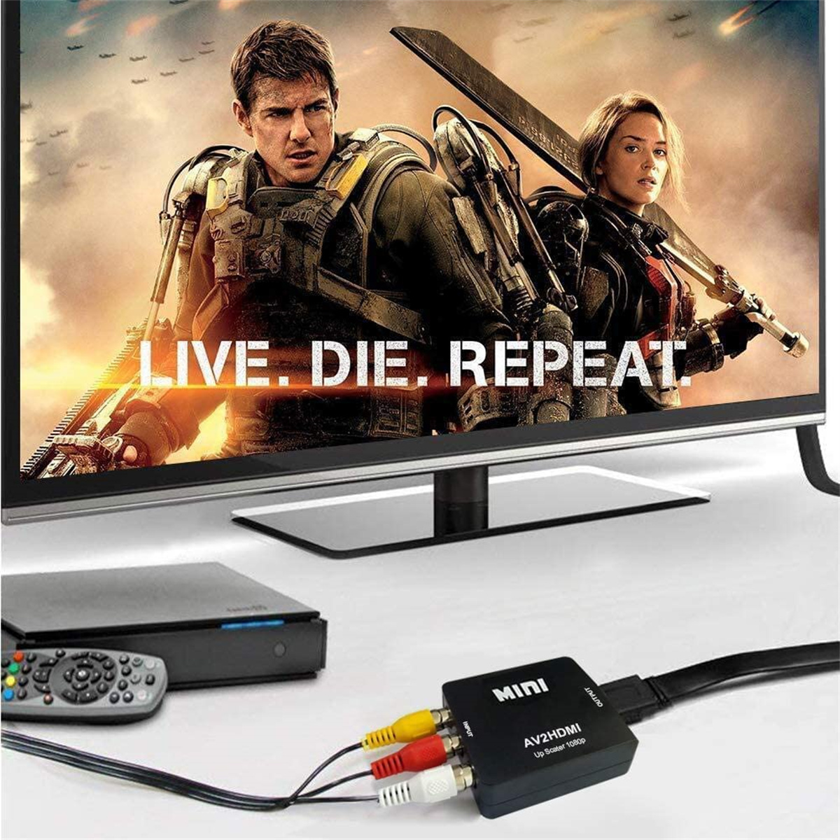 Der Fernseher zeigt ein Filmposter. Darunter befinden sich ein AV-zu-HDMI-Adapter und eine Fernbedienung.