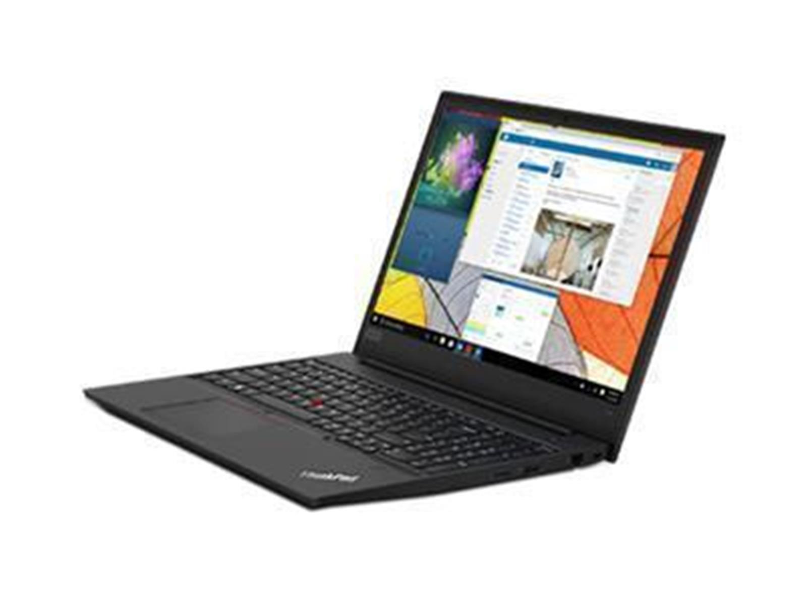 Ein schwarzer Laptop mit offenem Bildschirm, der eine Webseite anzeigt, leicht angewinkelt, isoliert.