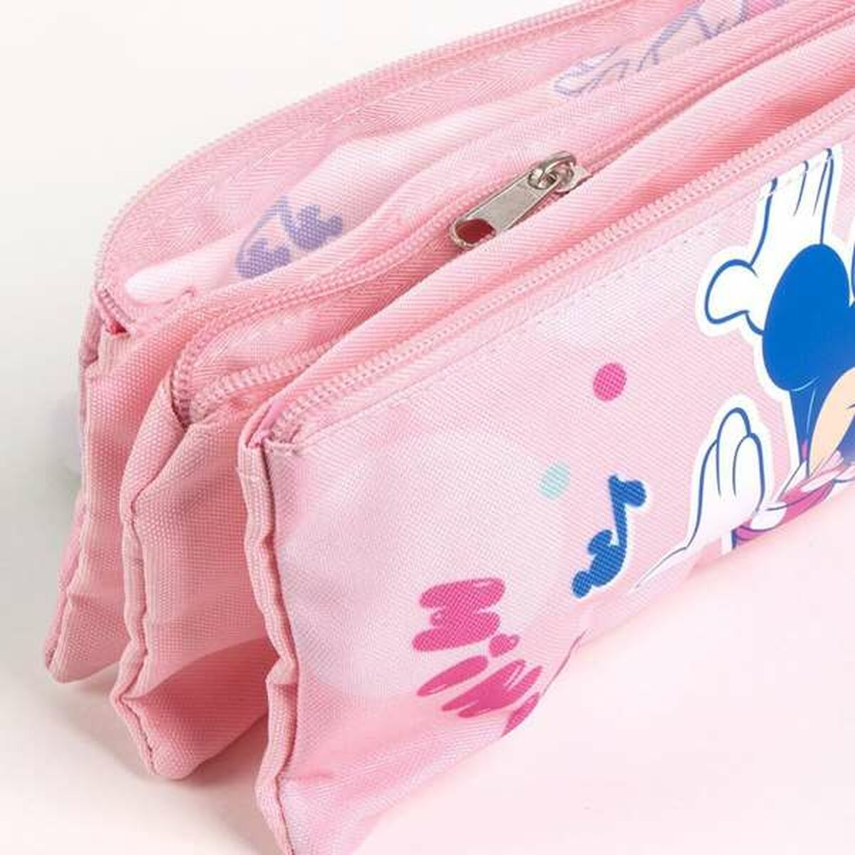 Estuche rosa de Minnie Mouse con tres compartimentos. Las cremalleras son visibles.
