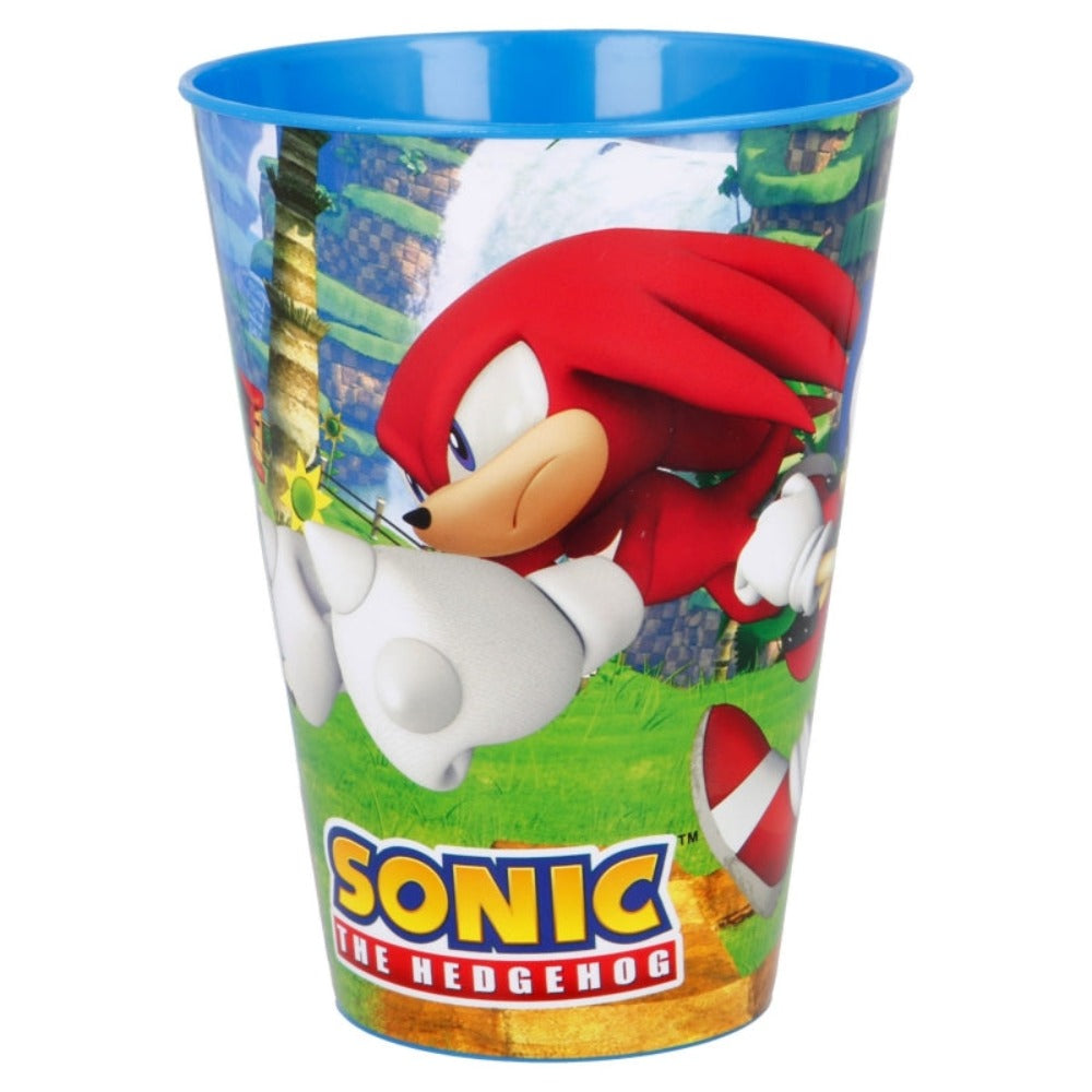 Ein blauer Plastikbecher mit Knuckles the Echidna. Der Becher ist zylindrisch.