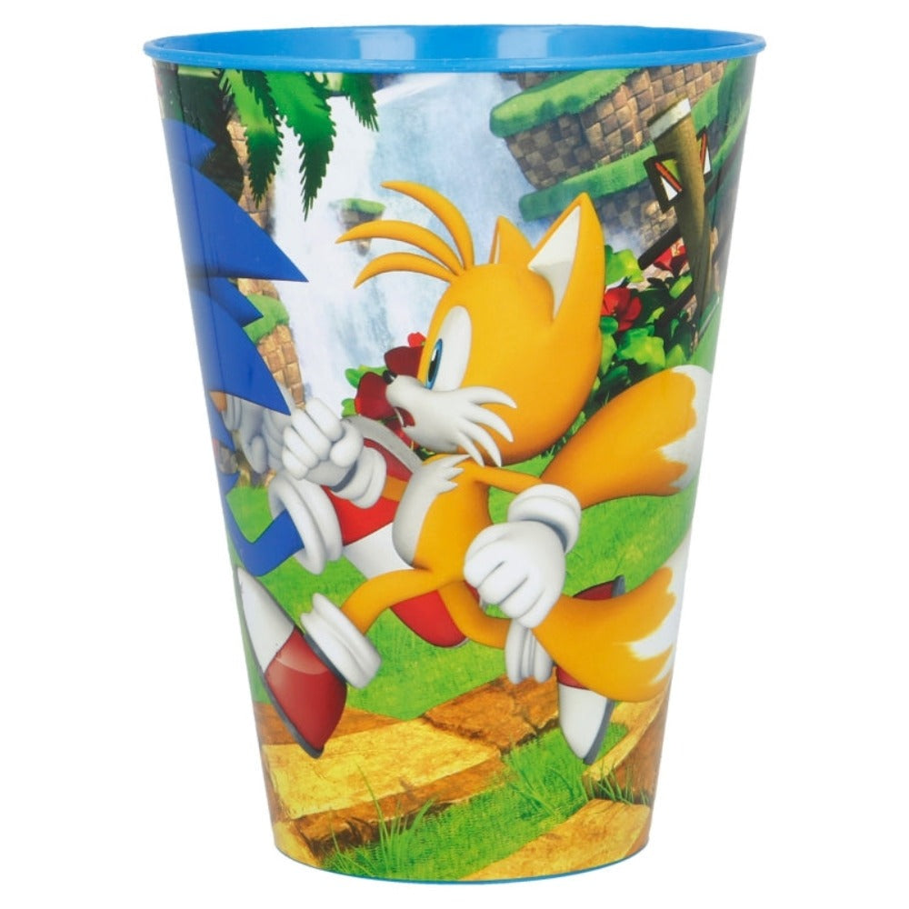Ein blauer Plastikbecher mit Sonic the Hedgehog und Tails. Der Becher ist zylindrisch.