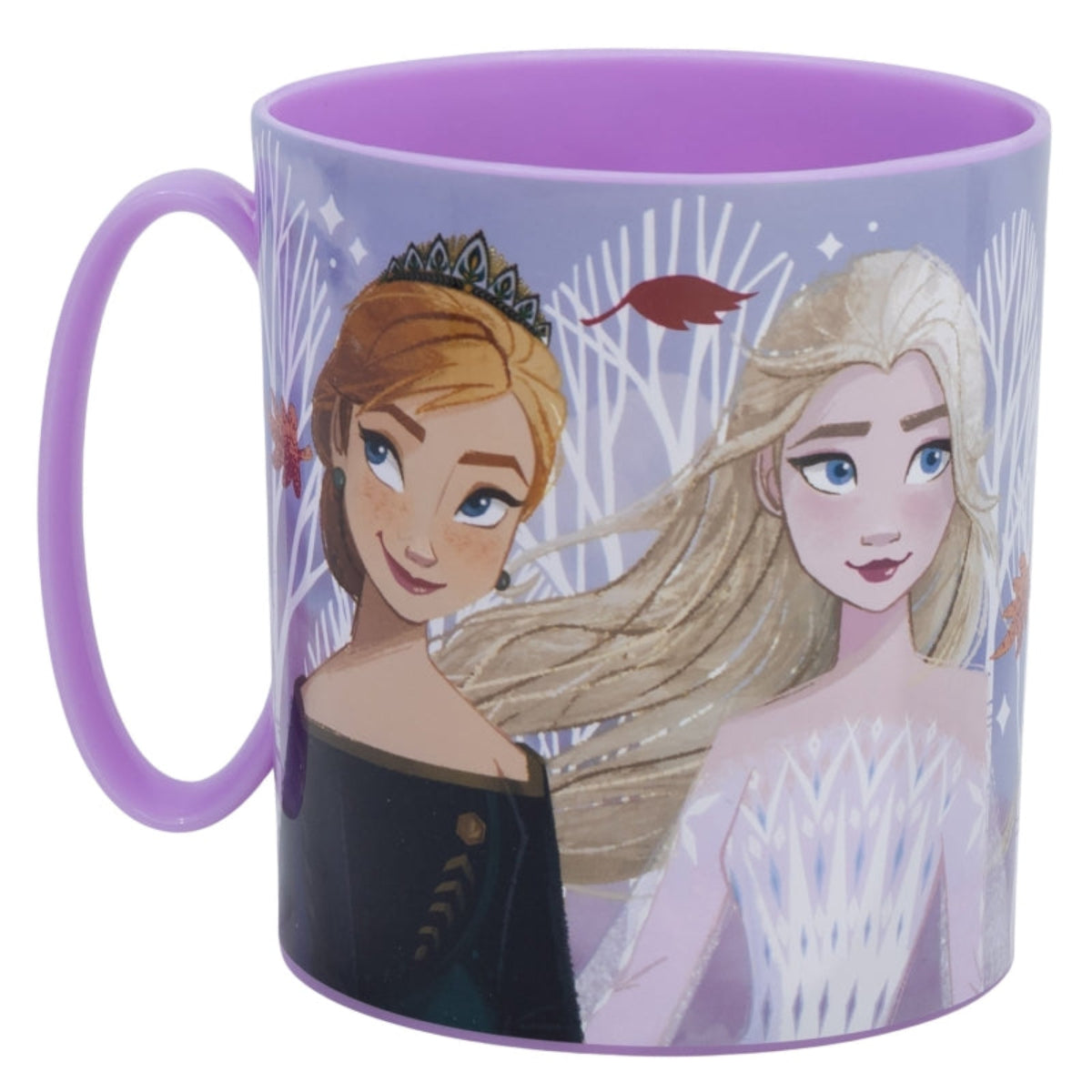 Una taza púrpura con Elsa y Anna de Frozen. La taza tiene un asa púrpura y un fondo de escena invernal.