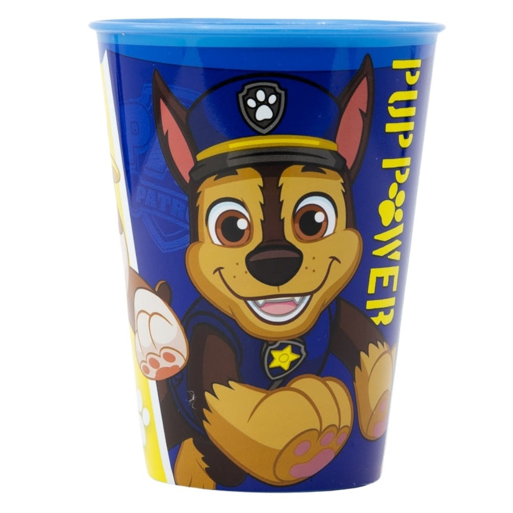 Ein blauer Becher mit Paw Patrol Charakter Chase. Der Becher hat 'Pup Power' Text und einen blauen Hintergrund.