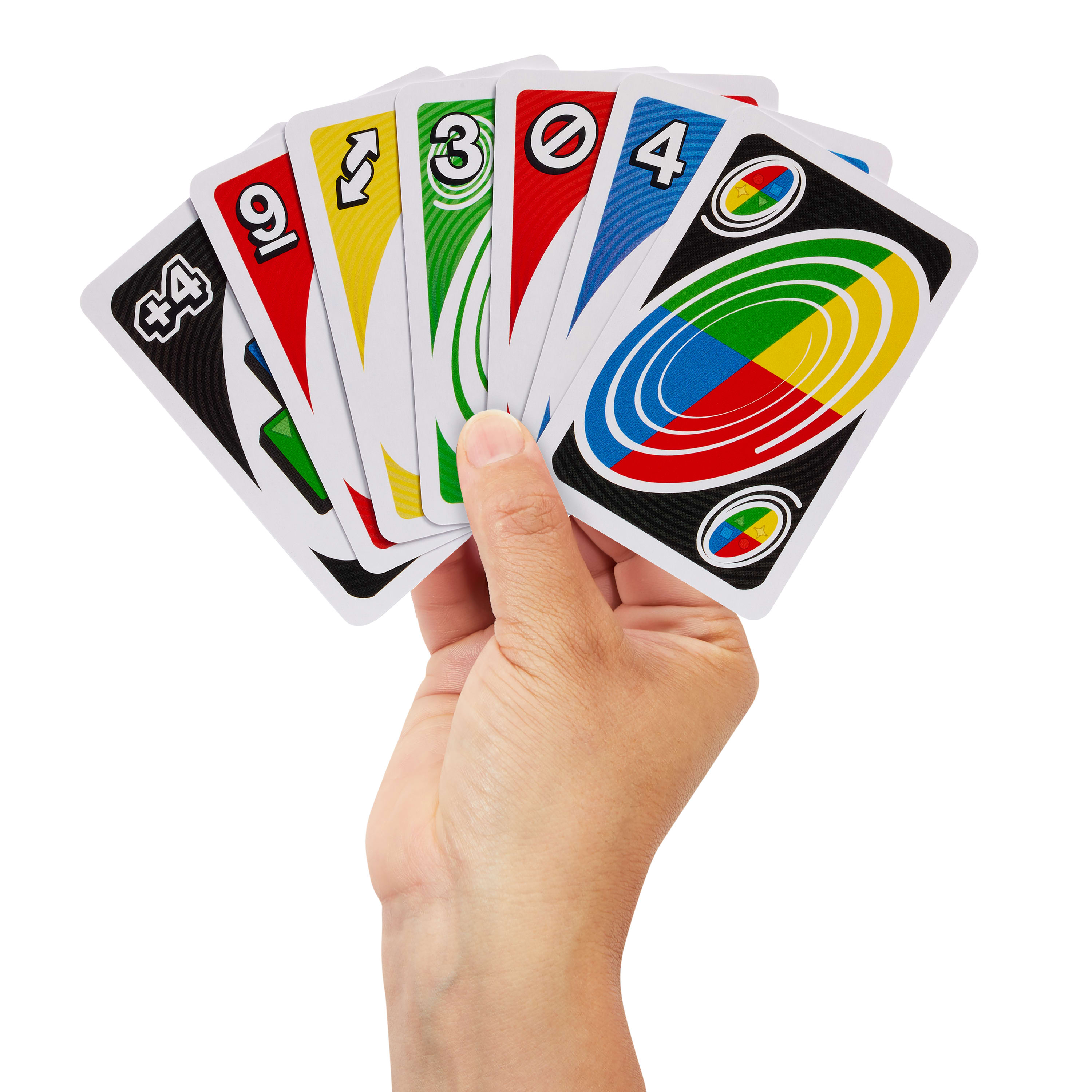 Main tenant des cartes UNO. Les cartes montrent des chiffres et des symboles de différentes couleurs, comme le rouge, le bleu et le jaune. Fond blanc.