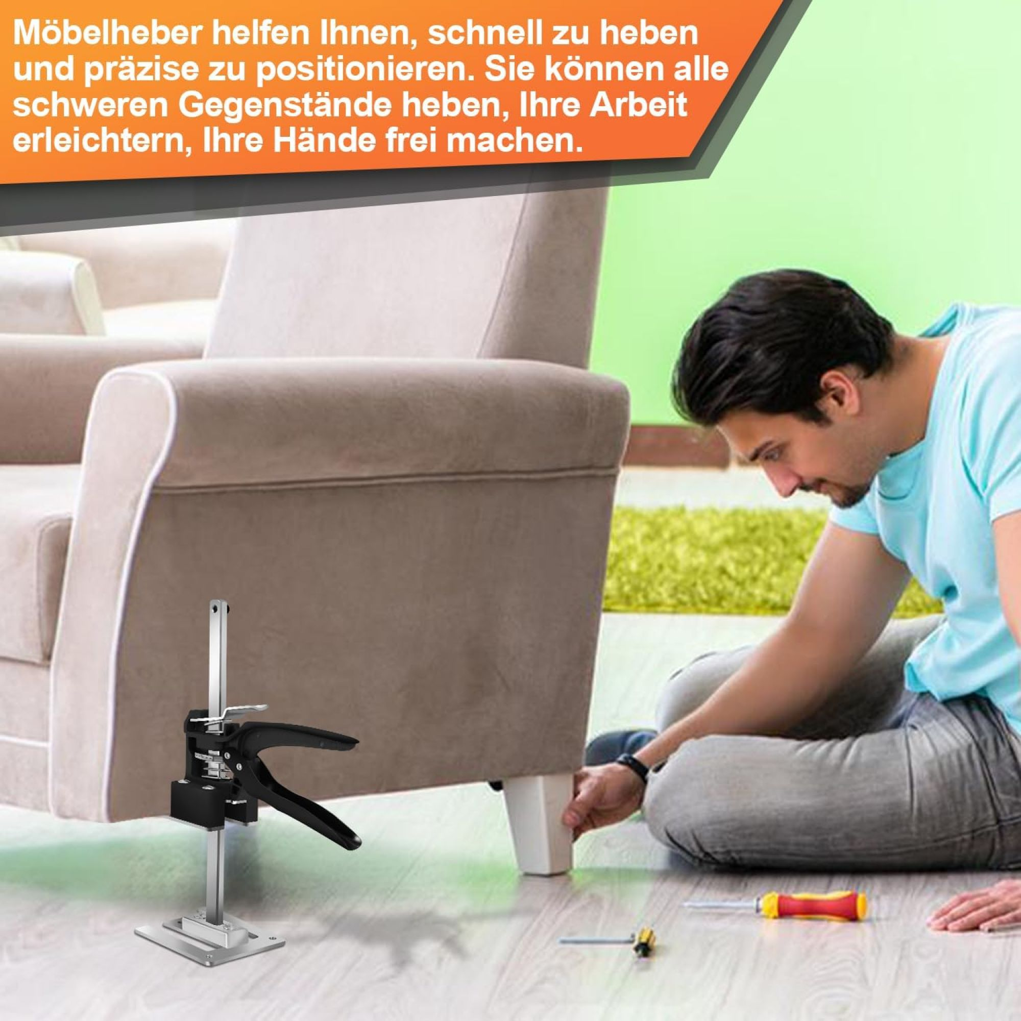 Ein Mann benutzt ein Fliesen-Nivellierwerkzeug, um ein Sofa anzuheben. Das Werkzeug ist schwarz und silber, das Sofa beige.