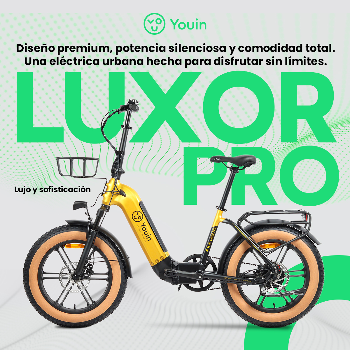 Bicicleta eléctrica amarilla con texto, cesta y asiento negro. La bicicleta está sobre un fondo verde.