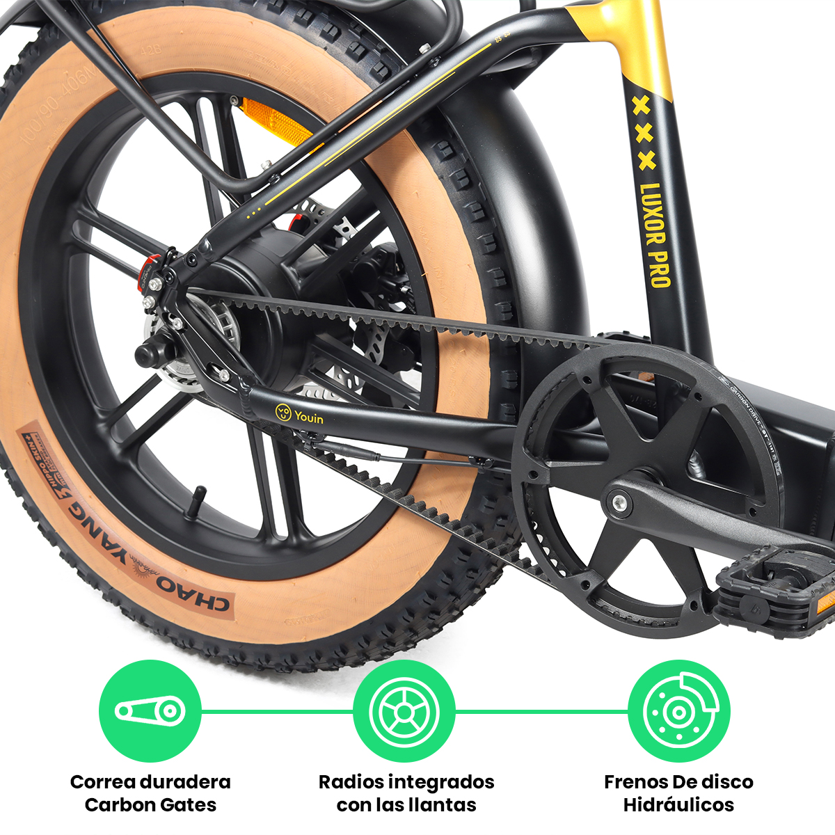 Primer plano de la rueda trasera de una bicicleta eléctrica amarilla y negra, con transmisión y frenos.