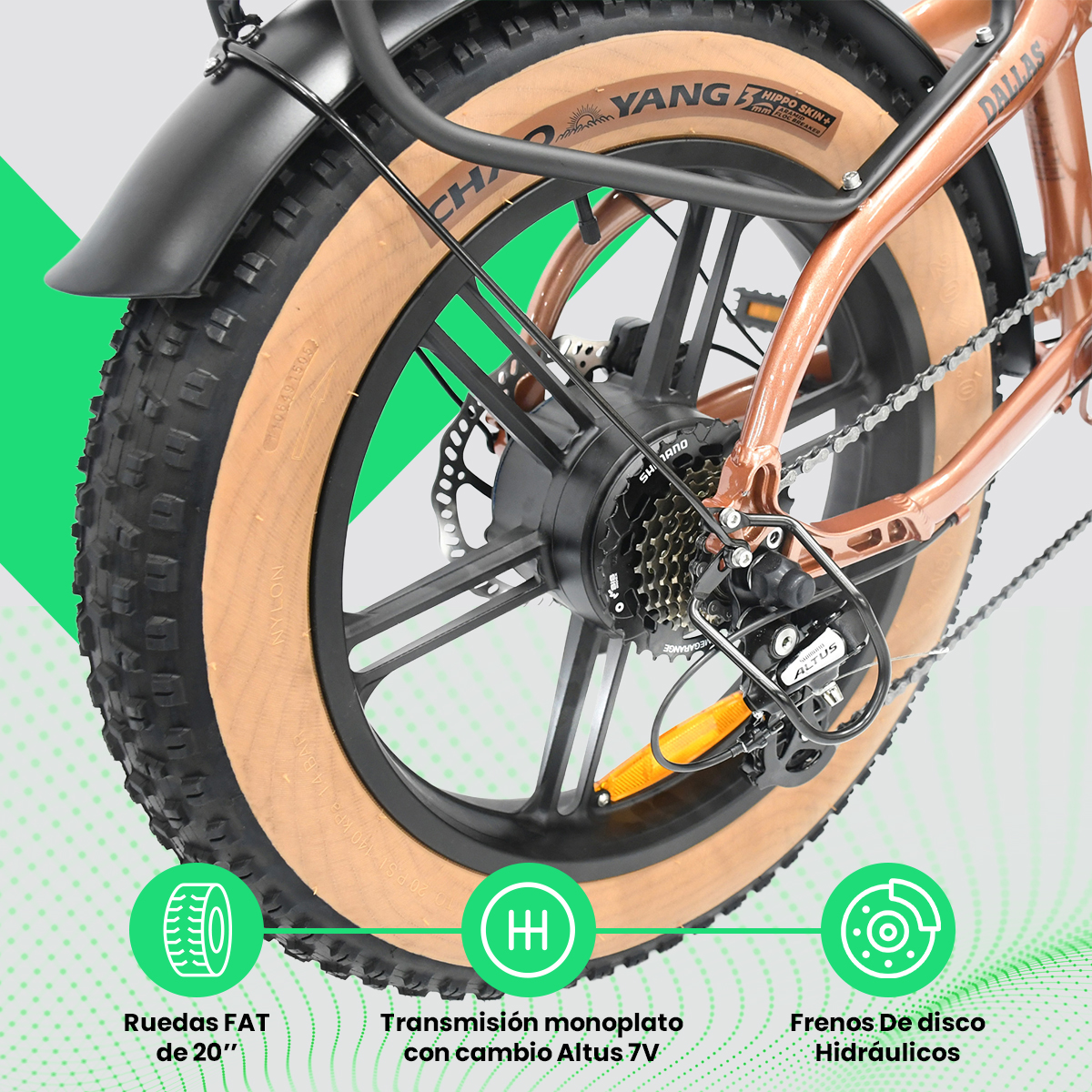 Primer plano de la rueda trasera de una bicicleta eléctrica, mostrando detalles del engranaje, frenos y neumático.