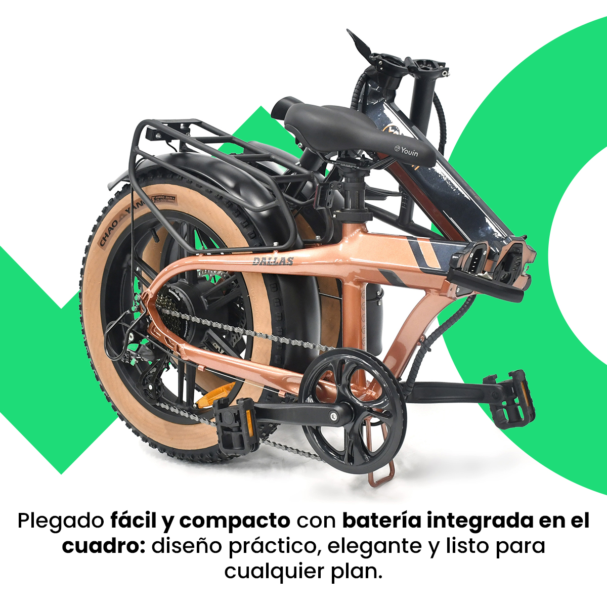 Bicicleta eléctrica plegada con batería, diseño compacto. Combinación de colores marrón y negro, fondo verde.