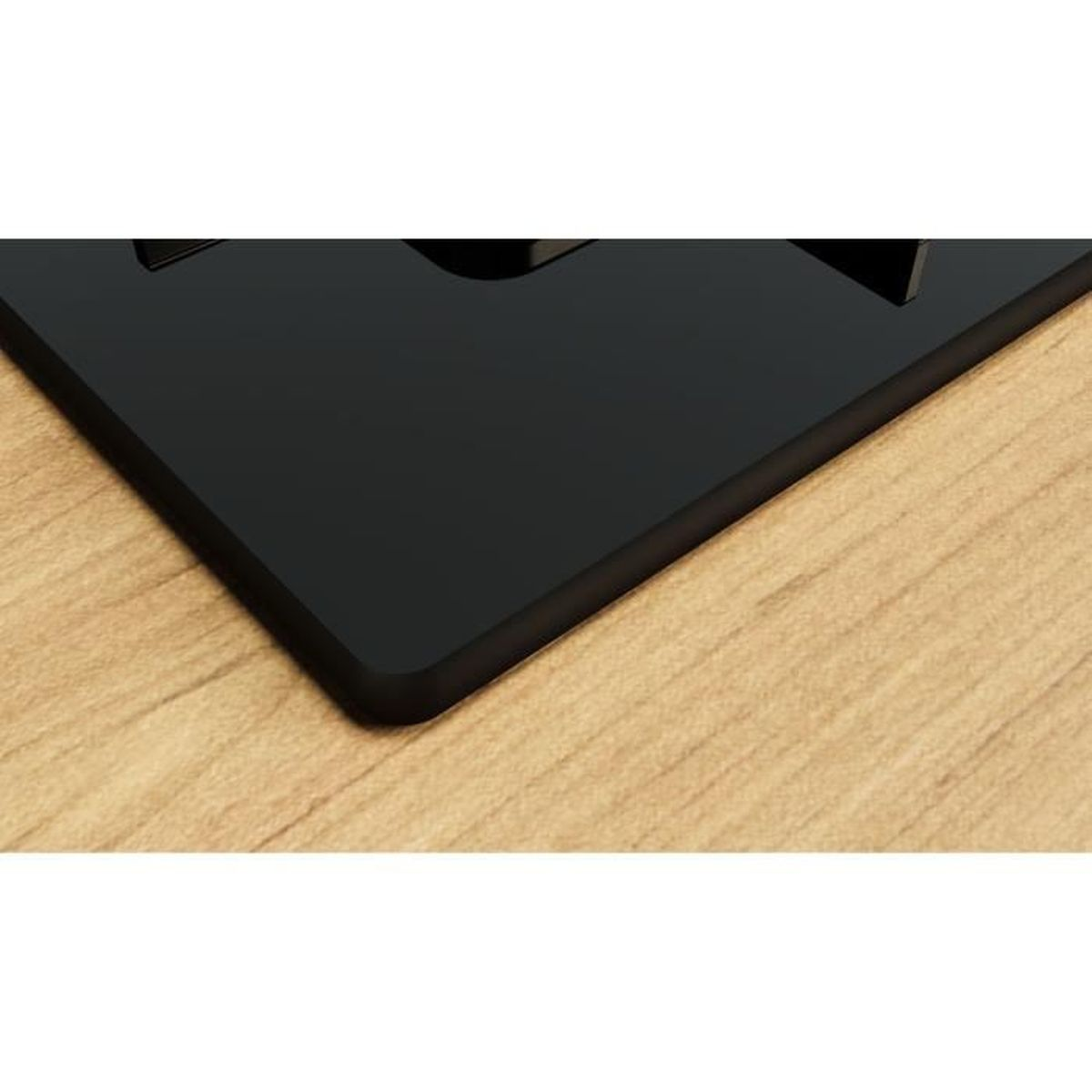 Zbliżenie czarnej płyty indukcyjnej na jasnym drewnie, widać róg.