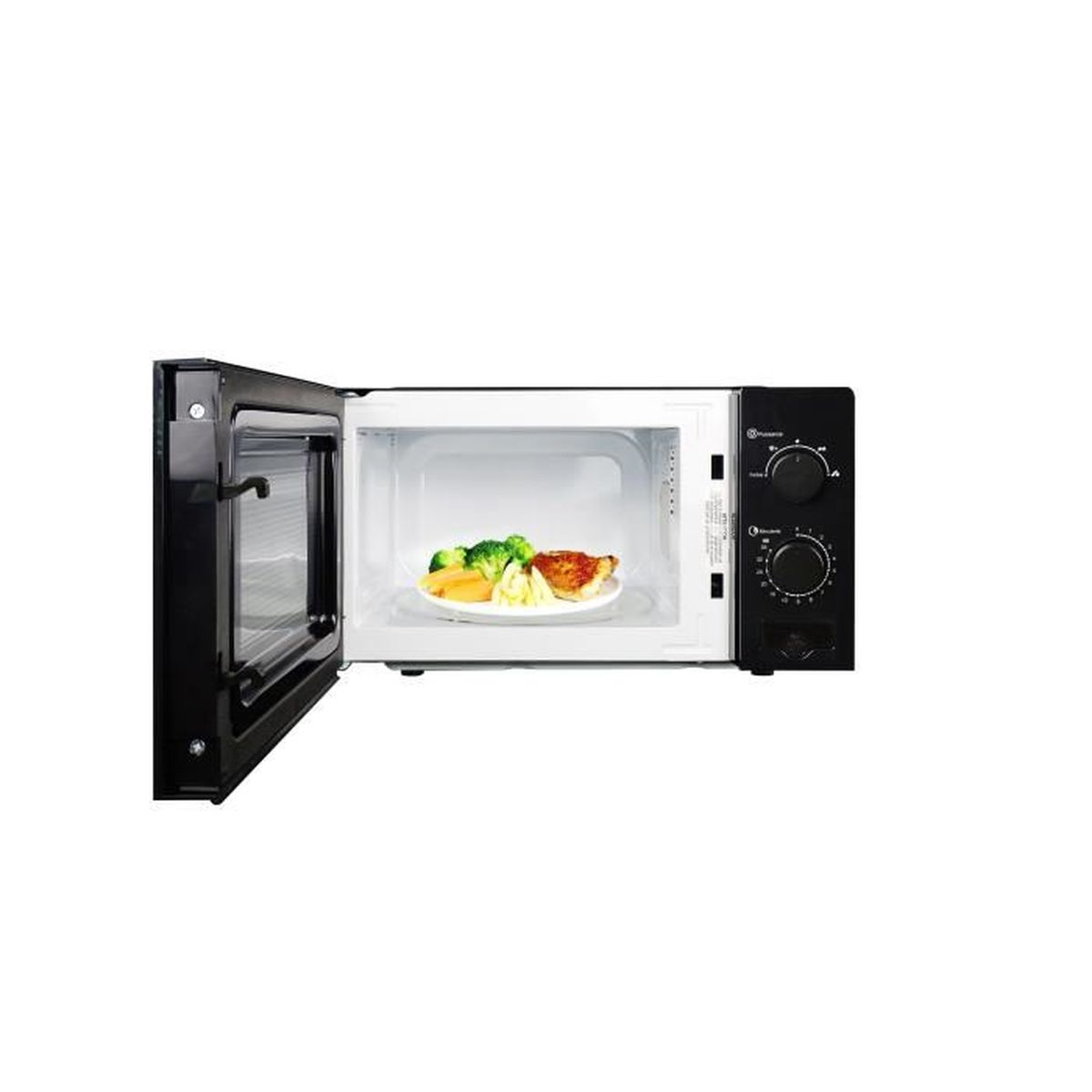 Een magnetron met de deur open, met voedsel erin: broccoli en kip.