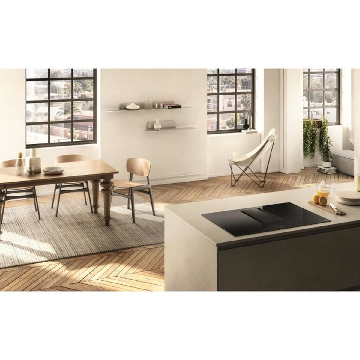 Una cucina moderna con un'isola e un piano cottura integrato. Un tavolo da pranzo e sedie sullo sfondo.