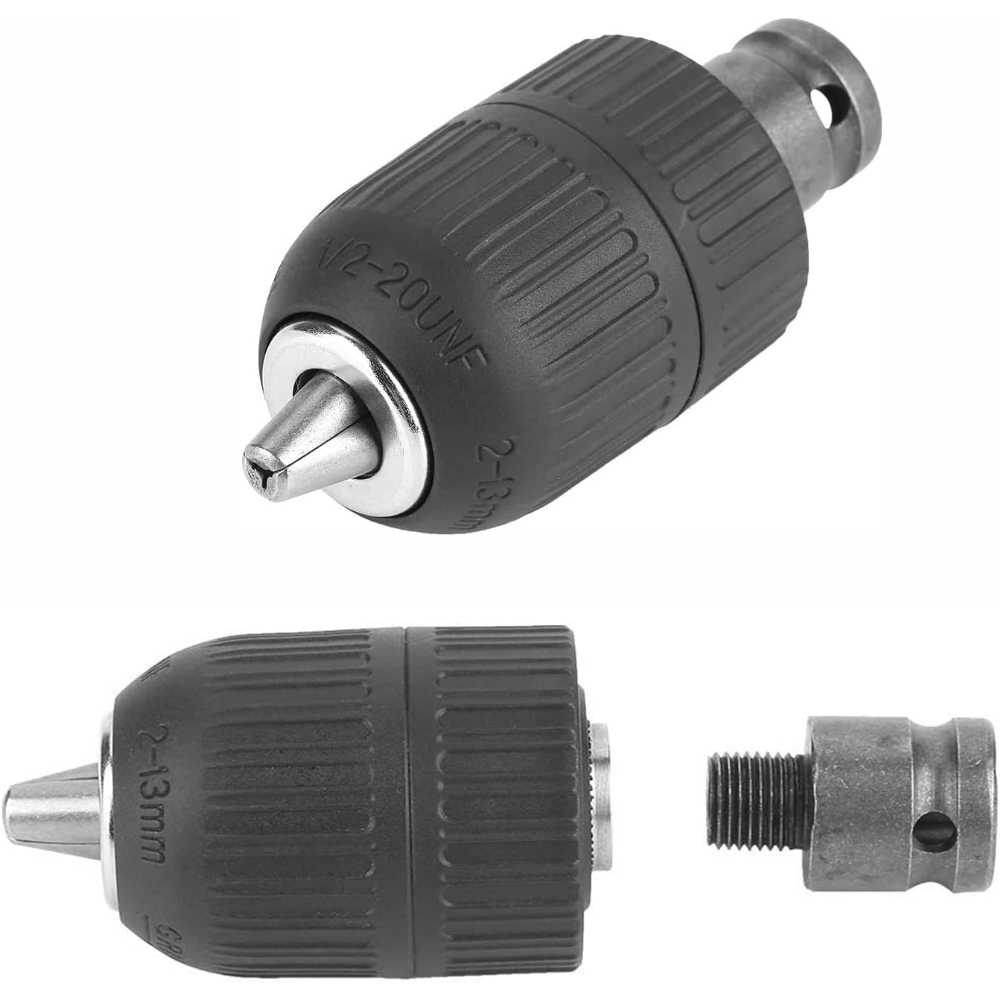 Zwei Bohrfutter und ein Adapter. Ein Futter ist montiert, das andere demontiert.