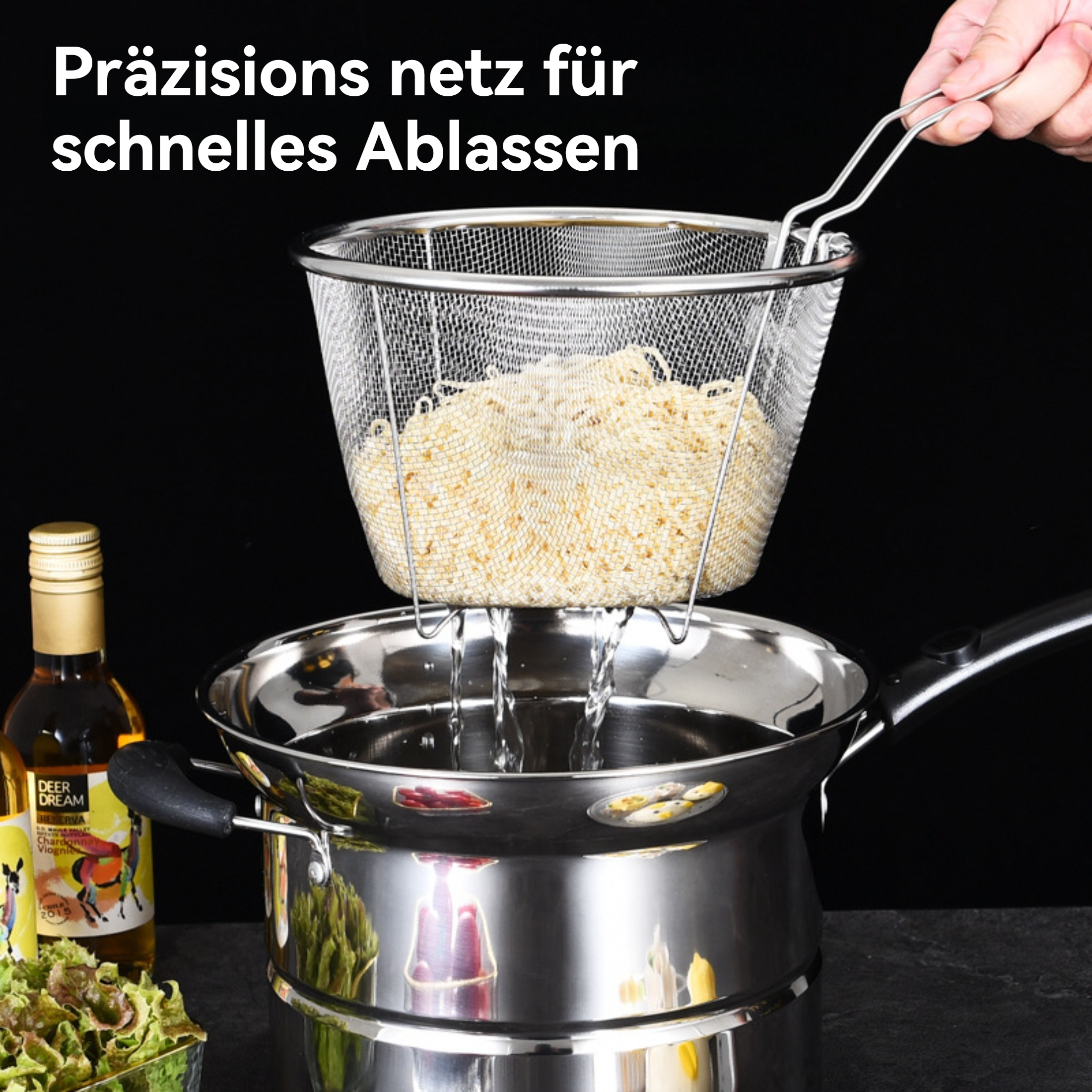 Ein Edelstahl-Sieb hält Nudeln über einem Topf. Eine Soßenflasche und Salat sind sichtbar.