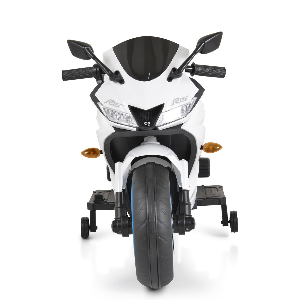 Weißes Spielzeugmotorrad. Schwarze Details, blauer Felgenrand, Stützräder. Frontansicht auf weißem Hintergrund.
