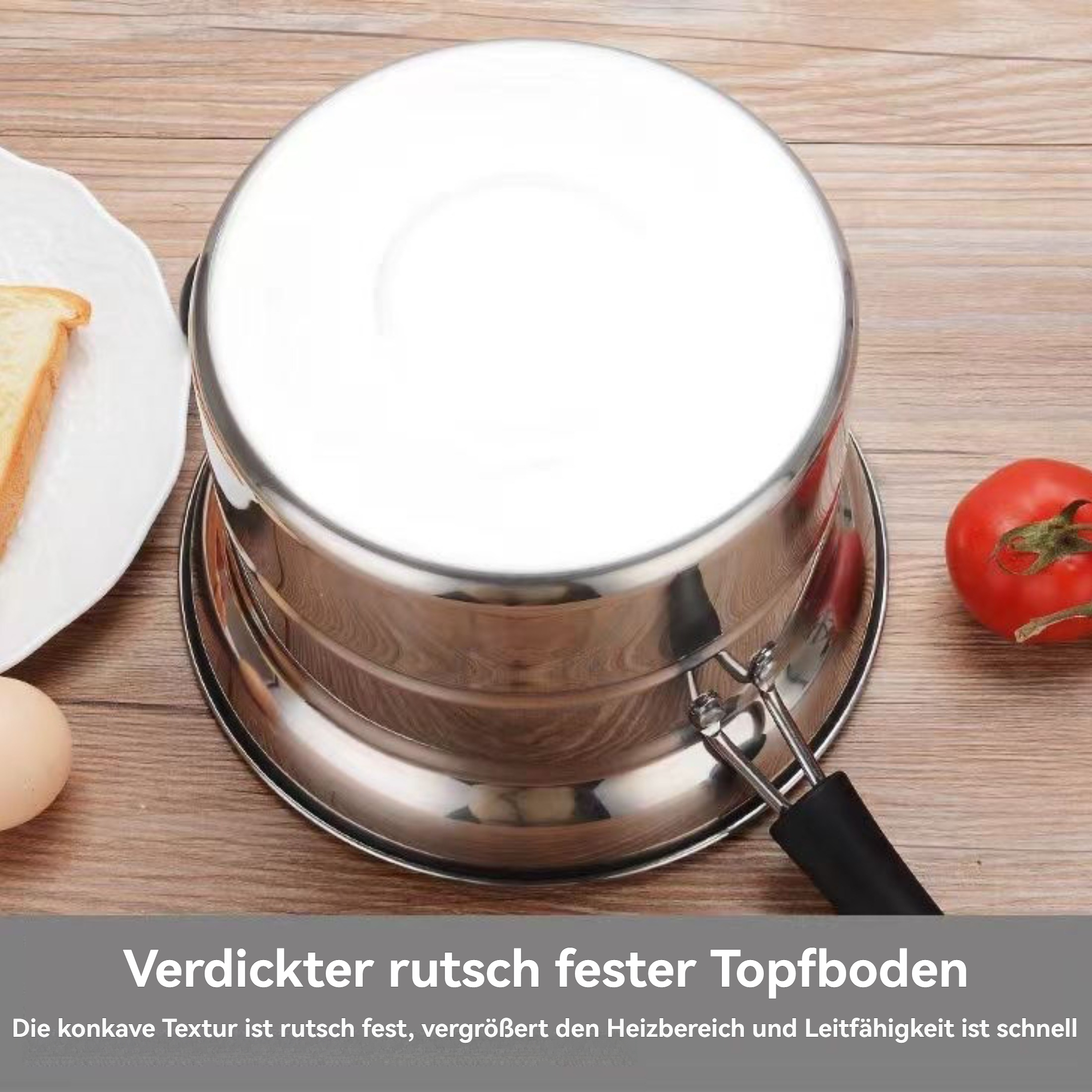 Unterseite eines Stahltopfes, schwarzer Griff und Holztisch. Brotscheibe und Tomate sind auch vorhanden.