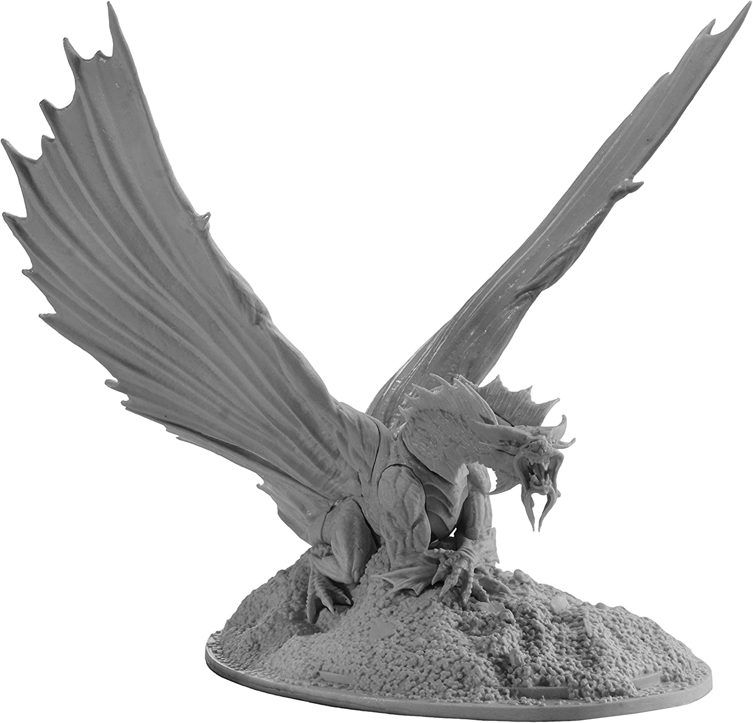 Eine graue Drachenfigur mit ausgebreiteten Flügeln auf einem felsigen Sockel, mit detailliertem, strukturiertem Aussehen.