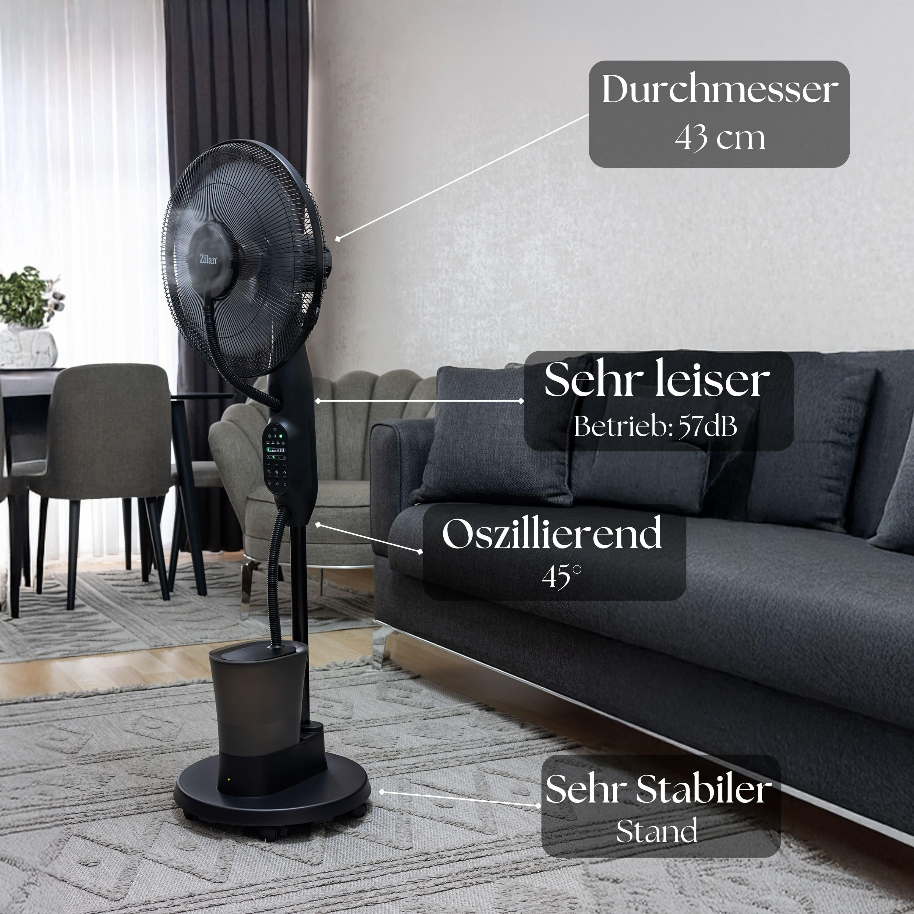 Czarny wentylator z etykietami w pokoju. Szara sofa i dywan.