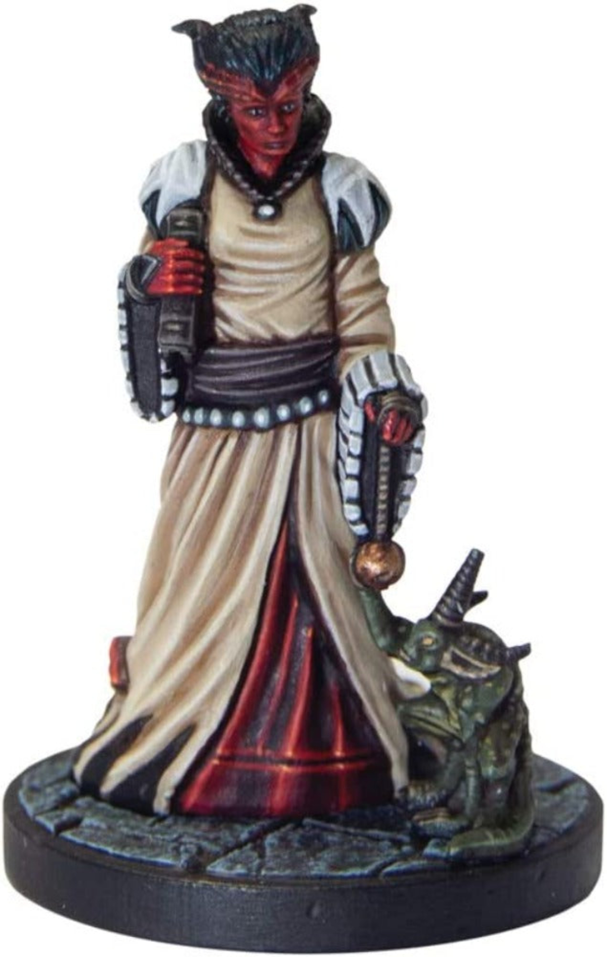Eine D&D-Figur einer Frau mit einer Kreatur zu ihren Füßen, die einen Gegenstand hält. Die Figur ist bemalt.