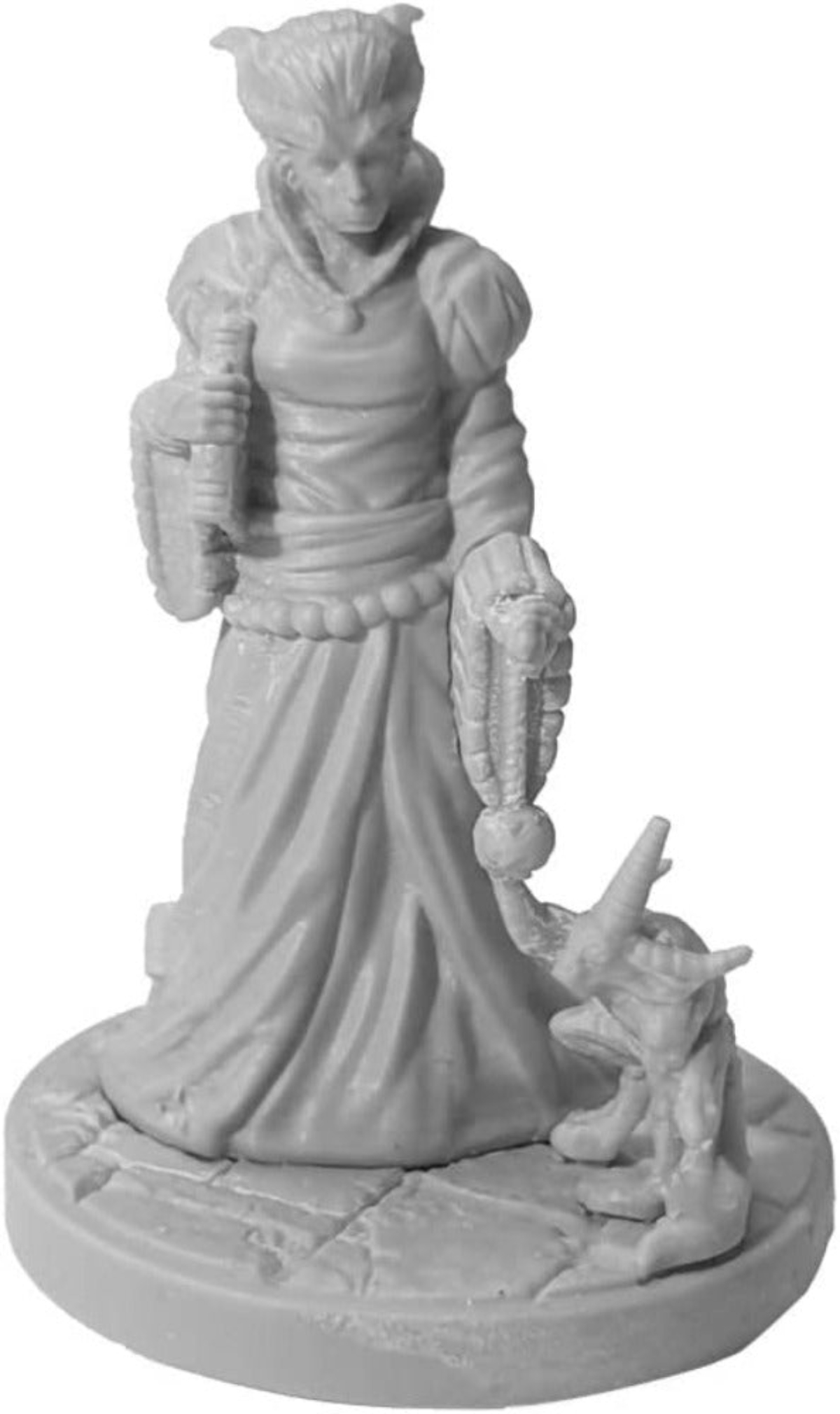 Eine graue Figur einer Frau mit Umhang, die einen Gegenstand hält. Eine kleine Kreatur liegt zu ihren Füßen.