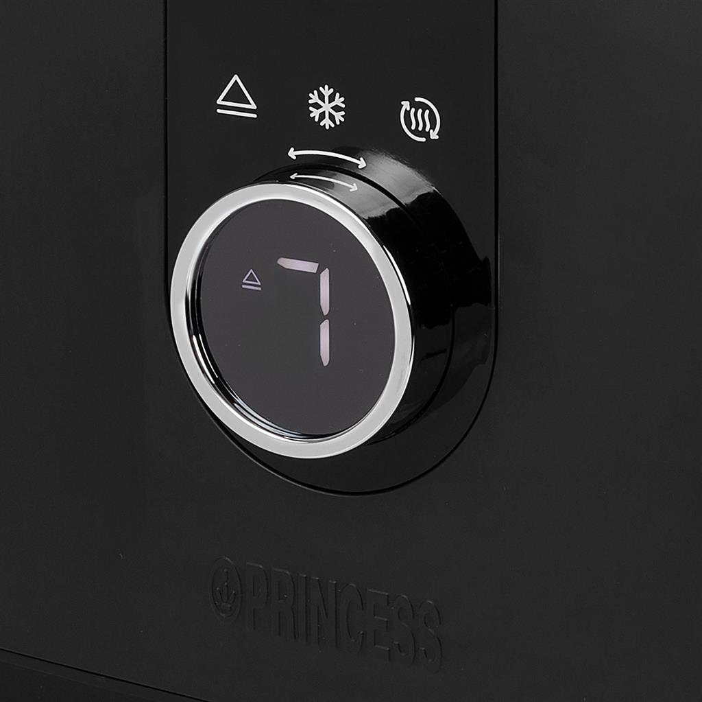 Primer plano del panel de control de una tostadora negra. Dial con el número '7' y botones.