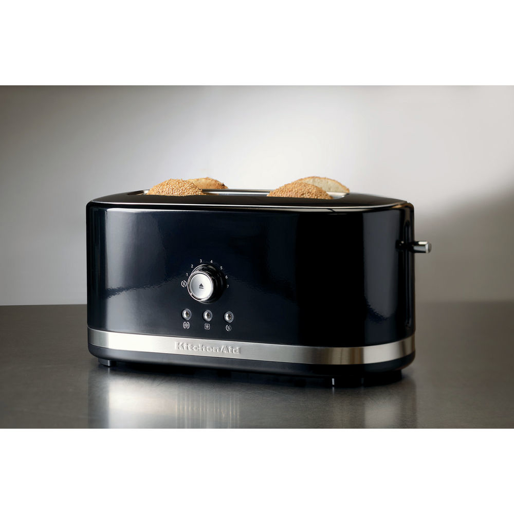 Schwarzer KitchenAid Toaster mit zwei Brotscheiben. Auf reflektierender Oberfläche, grauer Hintergrund.