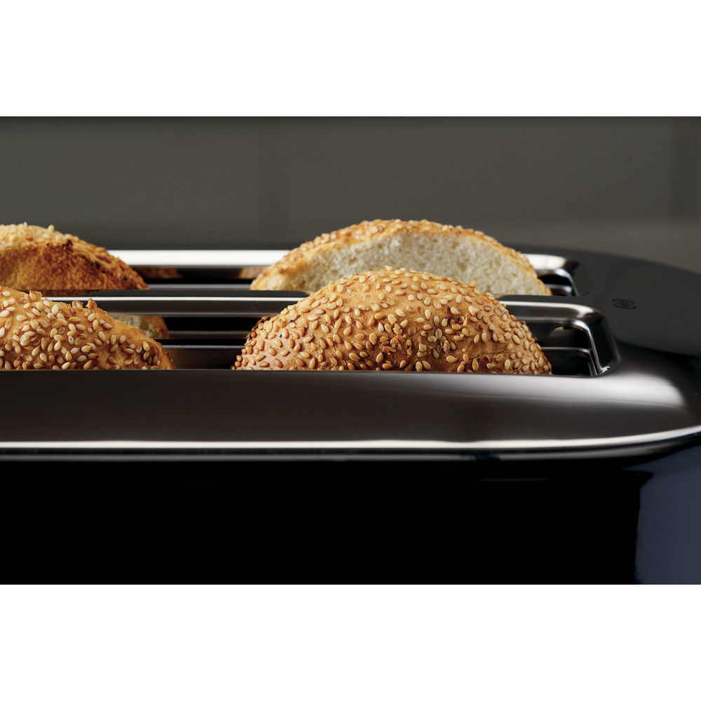 Nahaufnahme eines schwarzen KitchenAid Toasters. Vier Brotscheiben in den Schlitzen.
