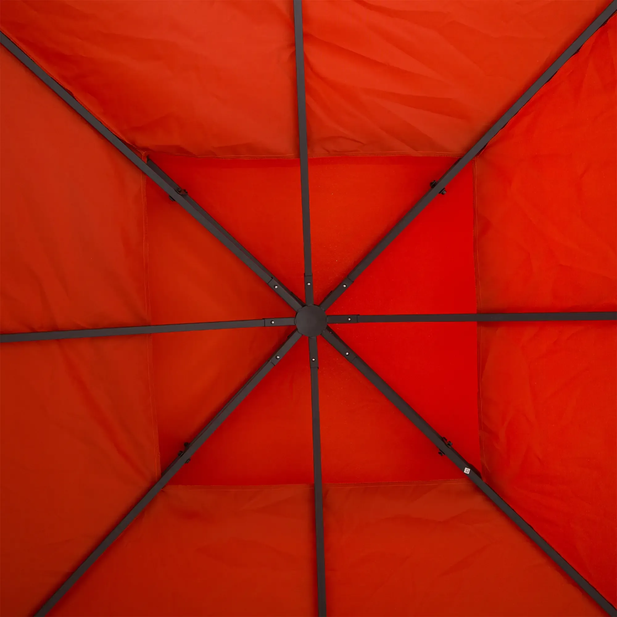 Draufsicht auf ein orangefarbenes Pavillondach mit schwarzen Trägern, die ein Gitter bilden.