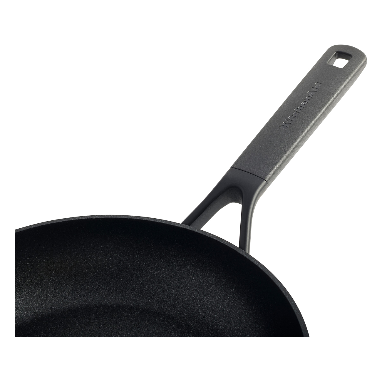 Eine schwarze Bratpfanne mit grauem Griff und dem KitchenAid-Logo, isoliert auf Weiß.
