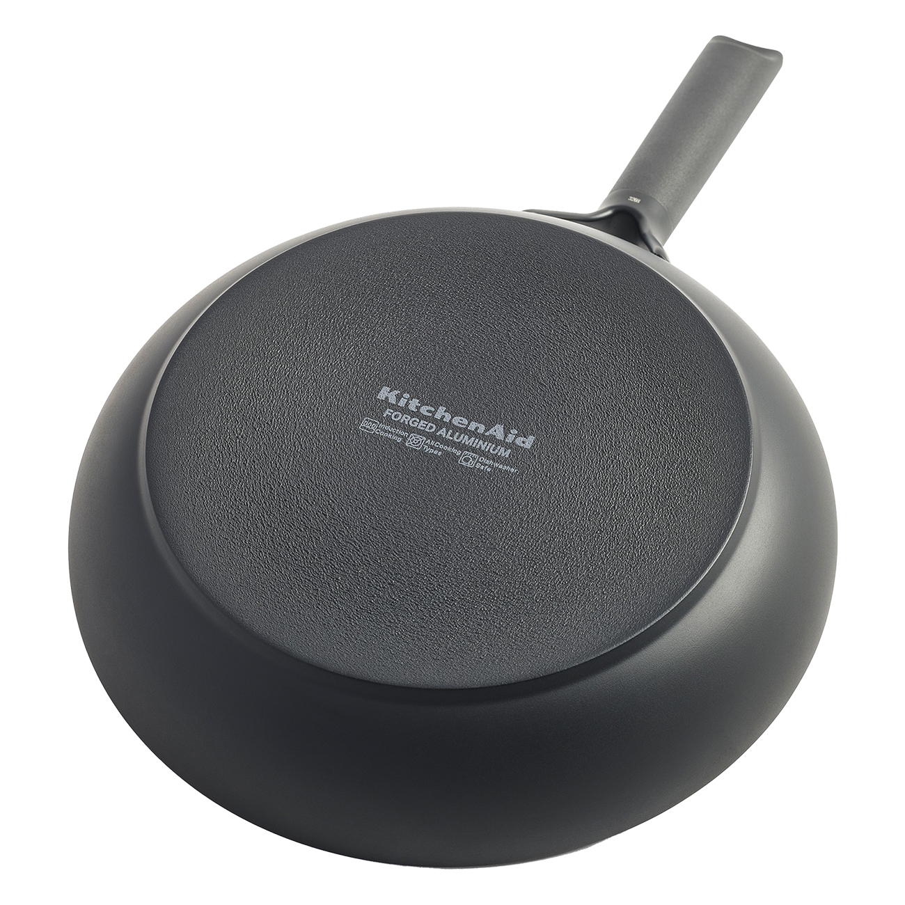 Schwarze KitchenAid-Pfanne, Ansicht von unten, mit grauem Griff. Das Etikett der Pfanne lautet 'Forged Aluminum'.